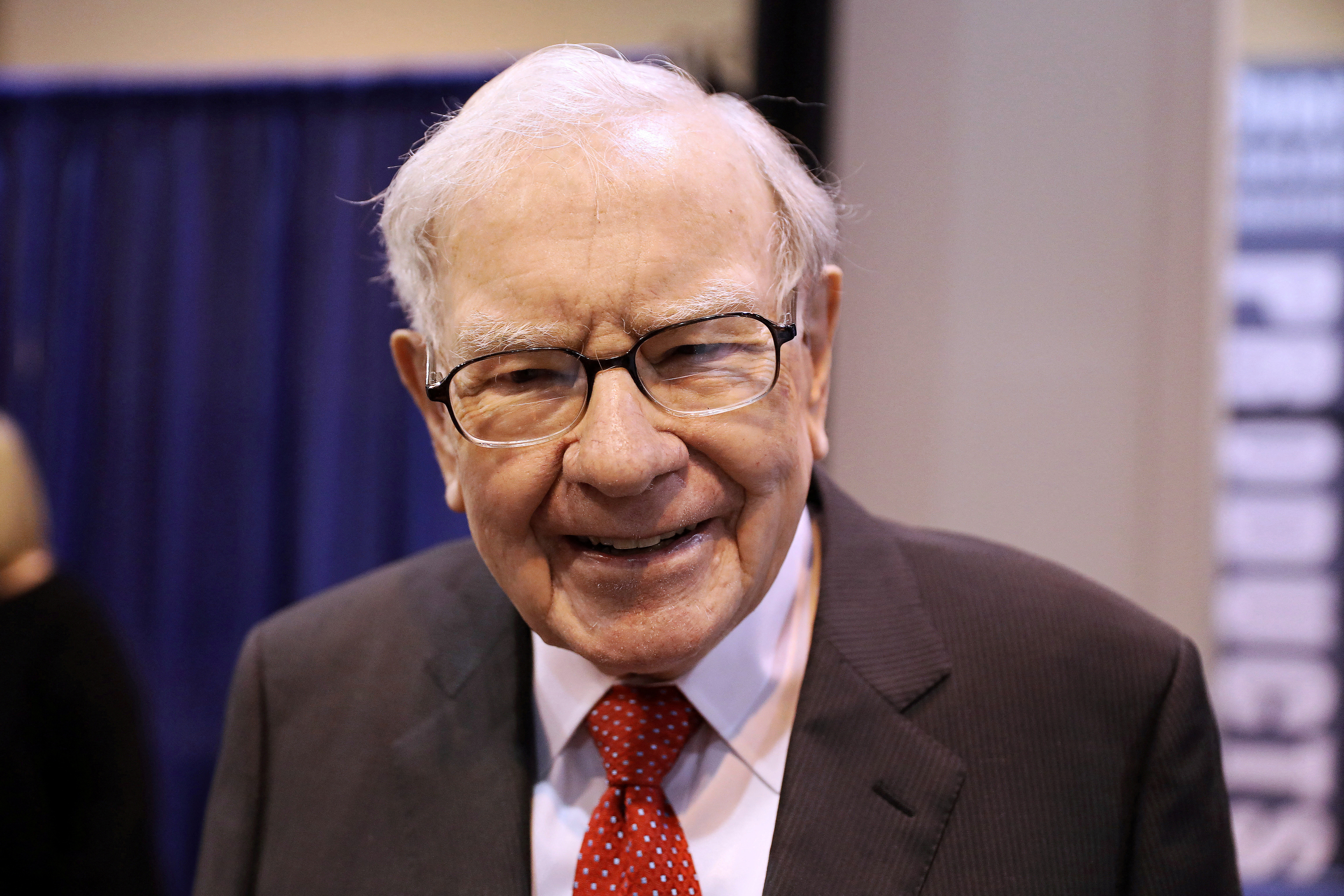 Warren Buffett acumula un récord de 157.000 millones de dólares de liquidez en Berkshire Hathaway