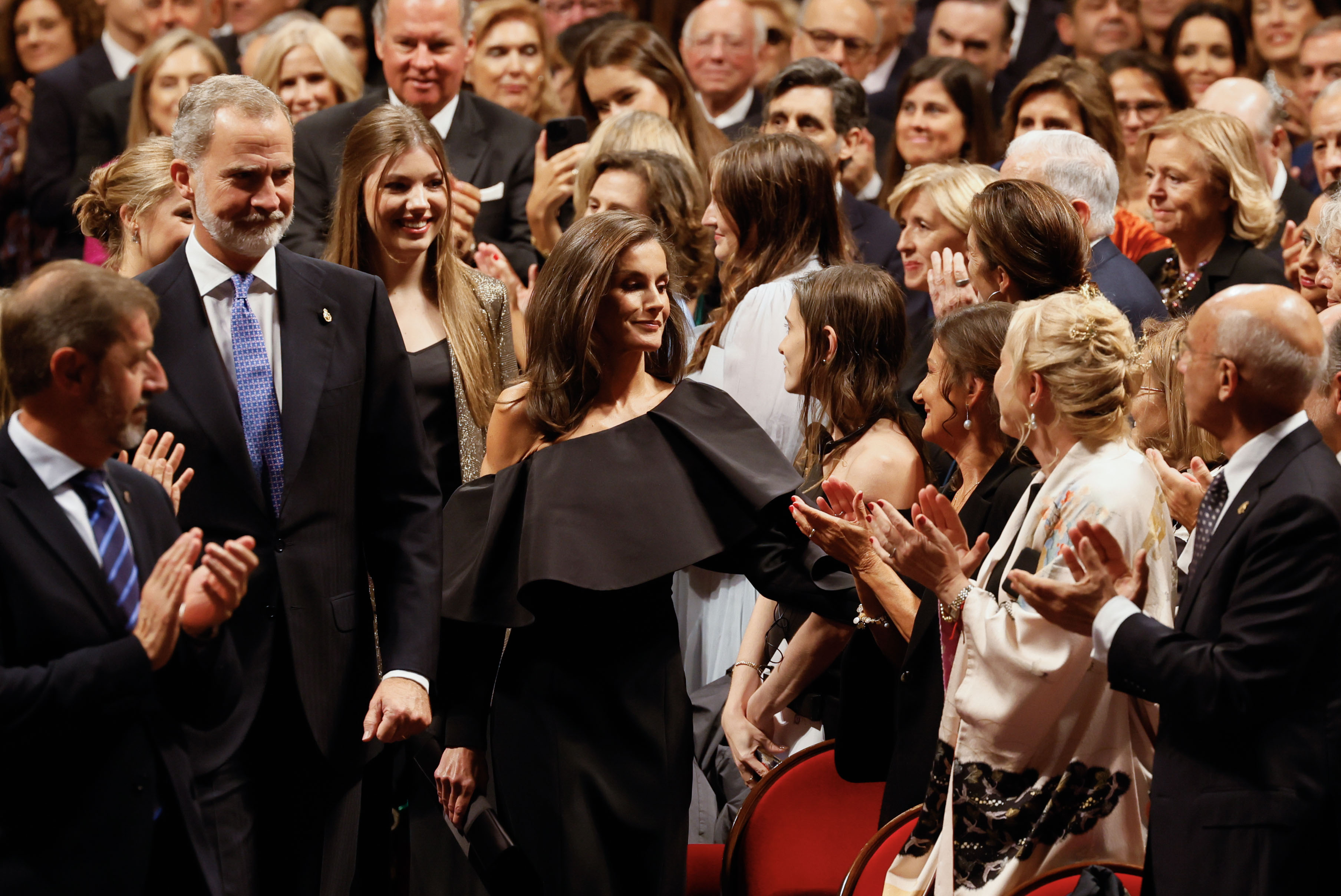 La reina Letizia saluda a su madre, Paloma Rocasolano, a su llegada a la ceremonia