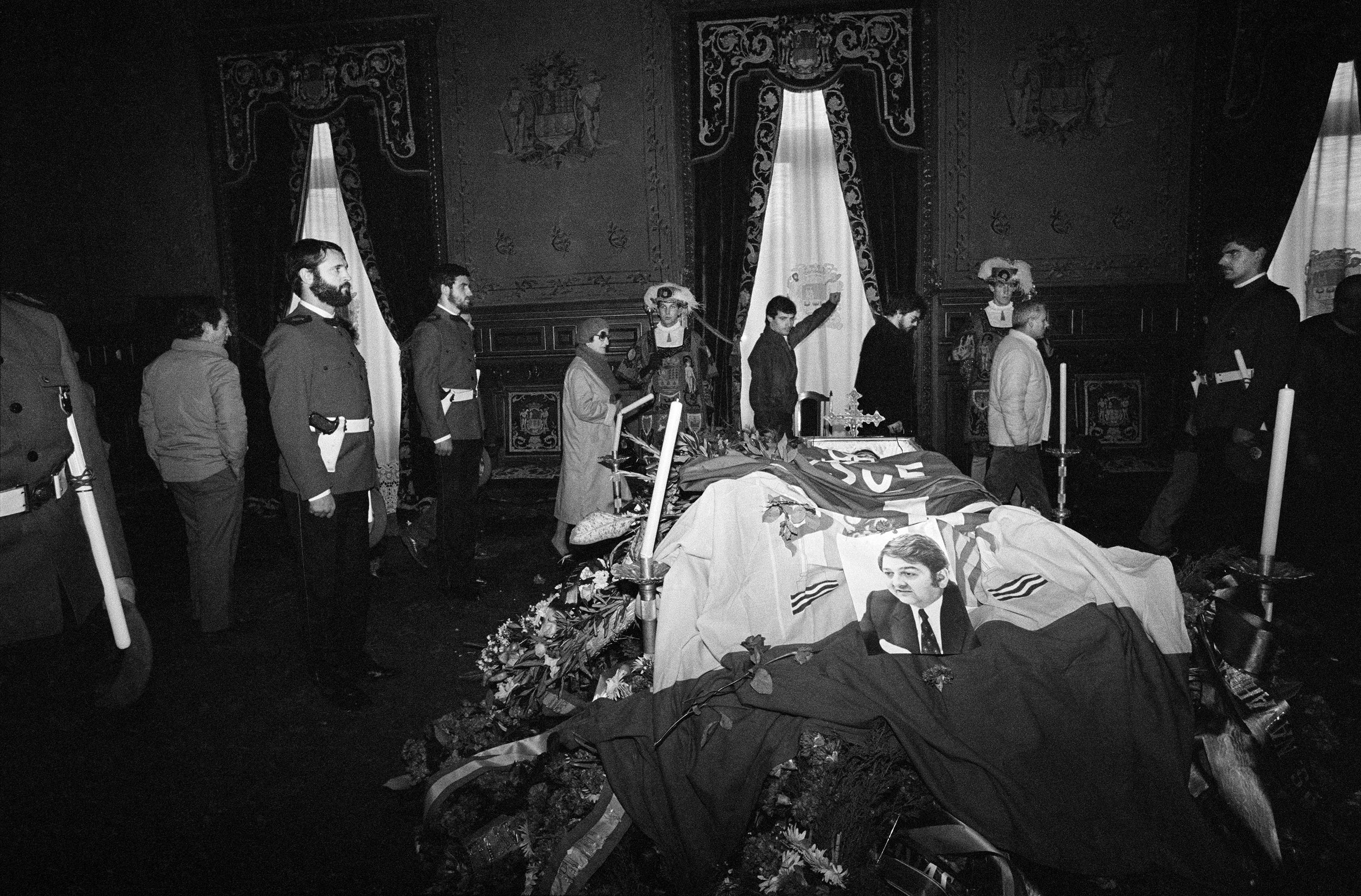 Capilla ardiente del político Enrique Casas, del Partido Socialista de Euskadi (PSE), en la Diputación Foral de Gipuzkoa, San Sebastián, 1984. Casas fue asesinado en su casa de San Sebastián el 23 de febrero de 1984 por los Comandos Autónomos Anticapitalistas, escisión de la banda terrorista  ETA.