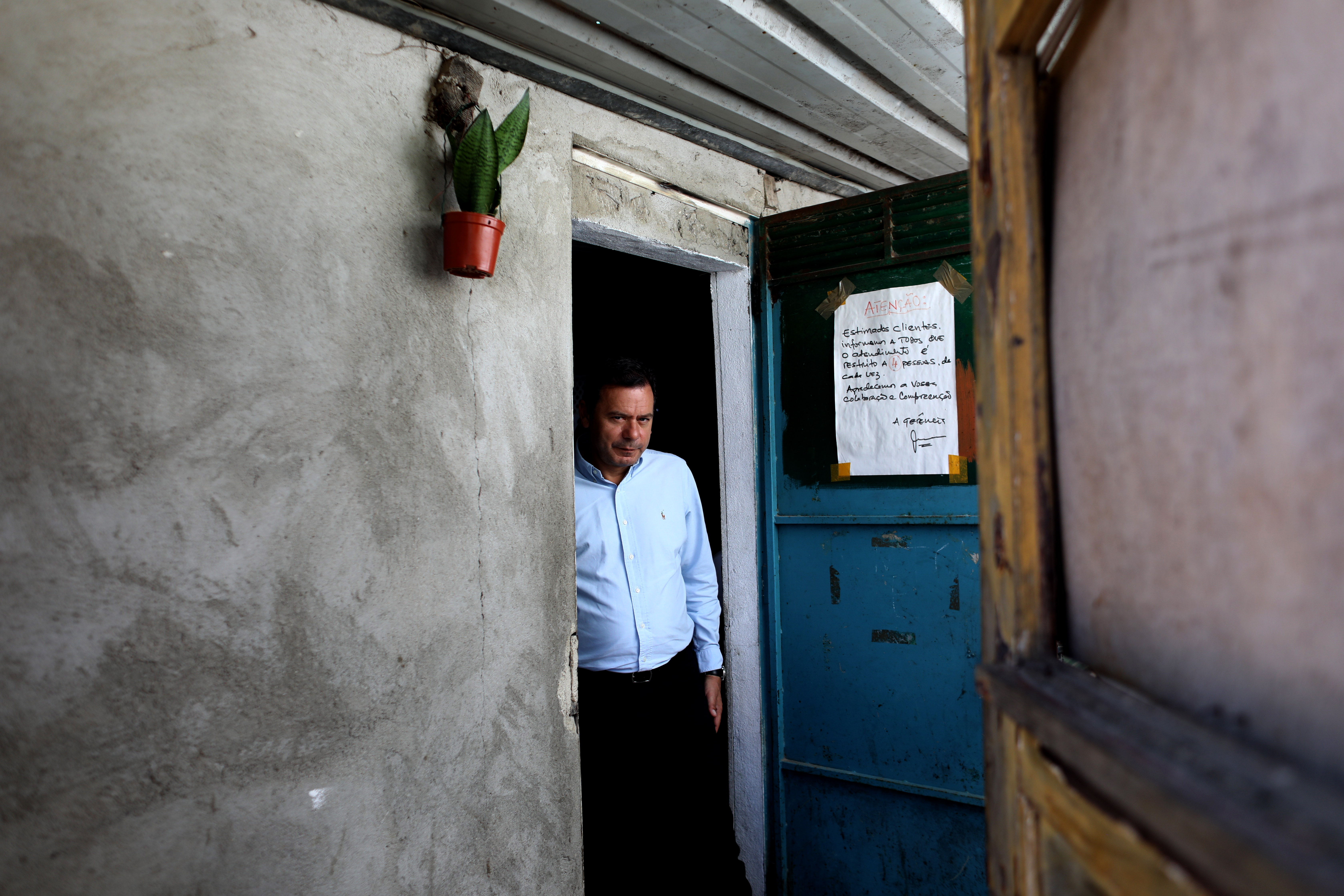 Luís Montenegro, presidente do Partido Social Democrático (PSD), de centro-direita, durante a sua visita a um bairro de lata do Seixal, a 22 de junho.