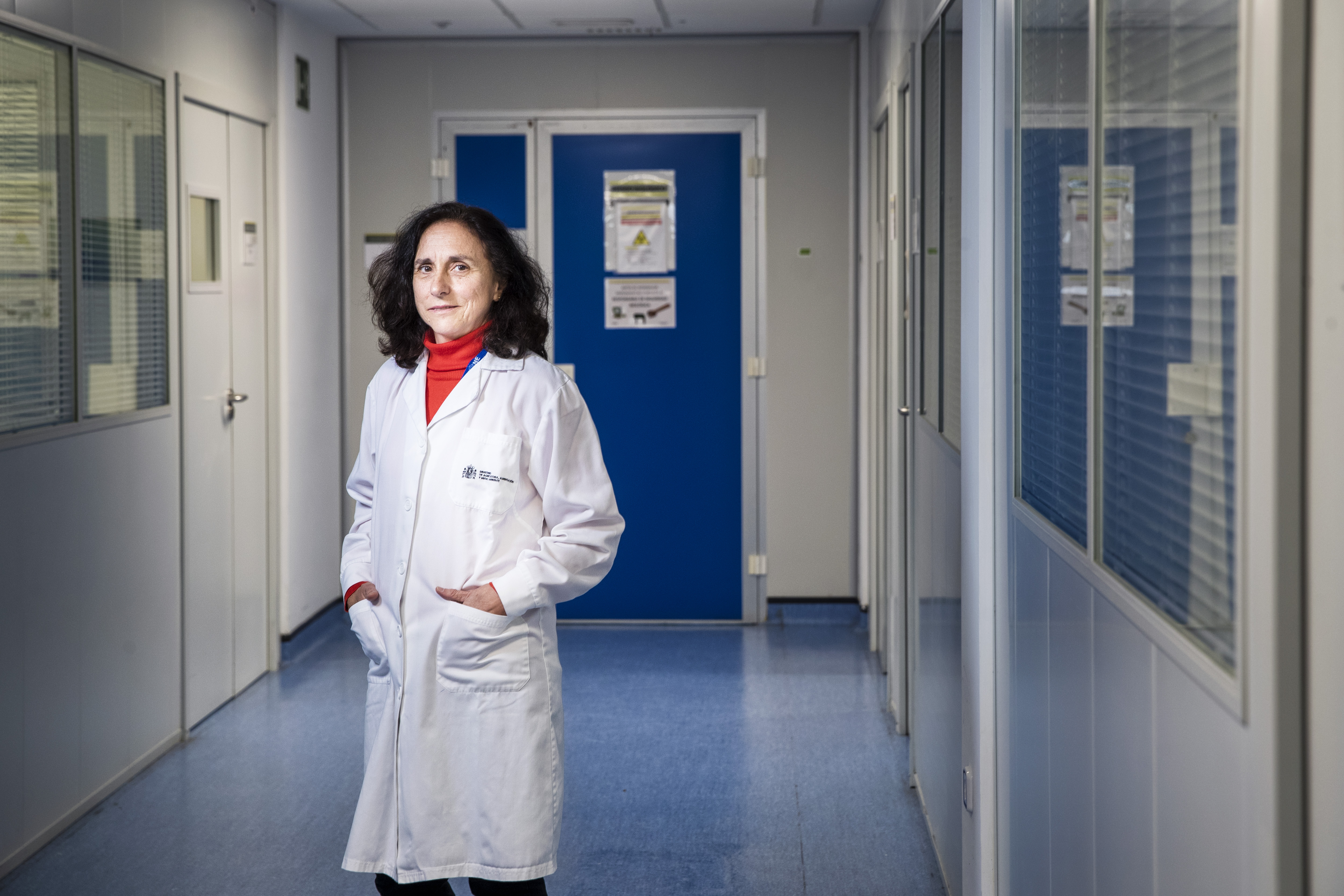 Montserrat Agüero, en la puerta de las instalaciones de alta seguridad del Laboratorio Central de Veterinaria, en la localidad madrileña de Algete.