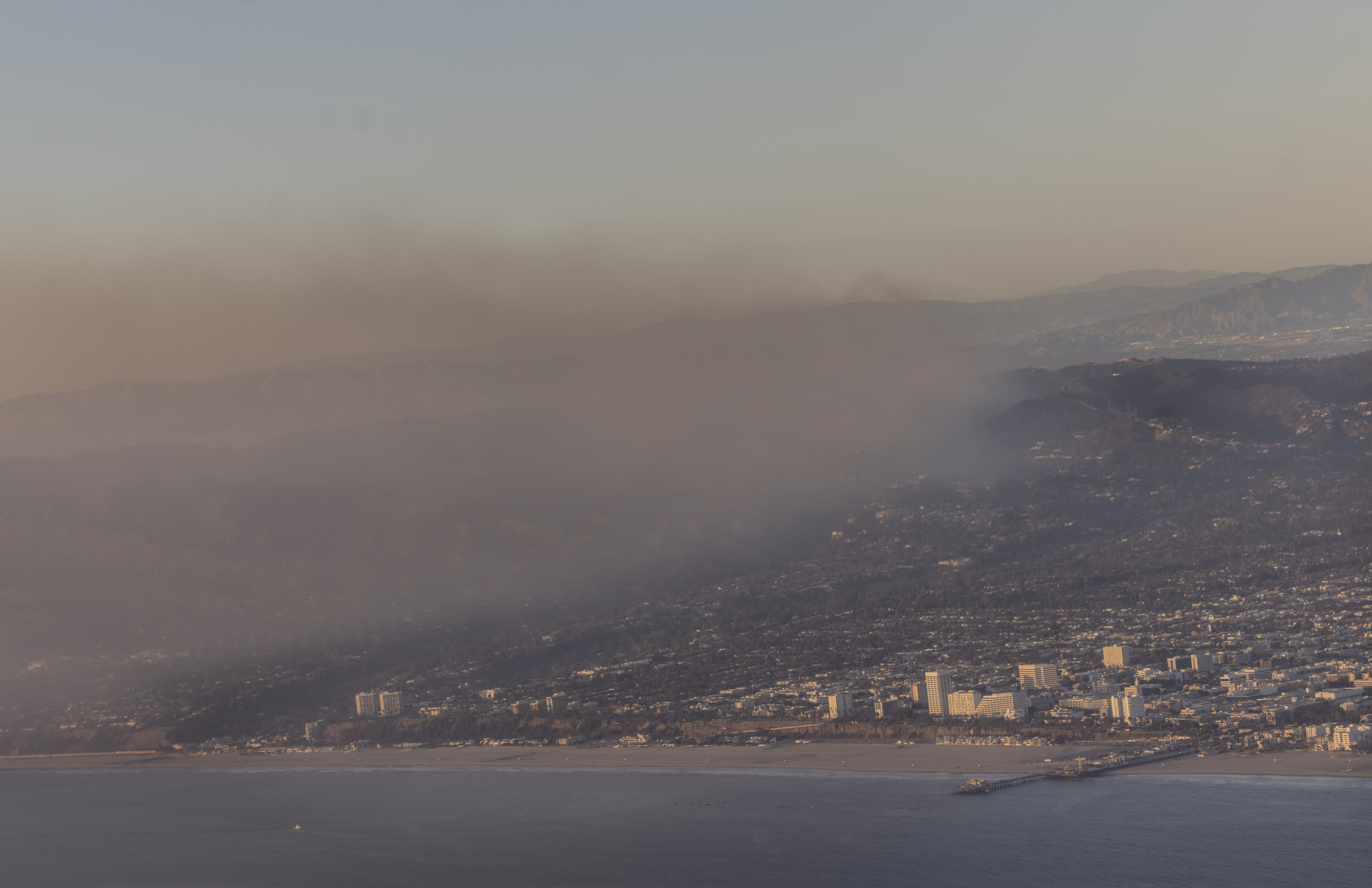 Vista desde un avin del incendio de Pacific Palisades en Los ?ngeles, California.