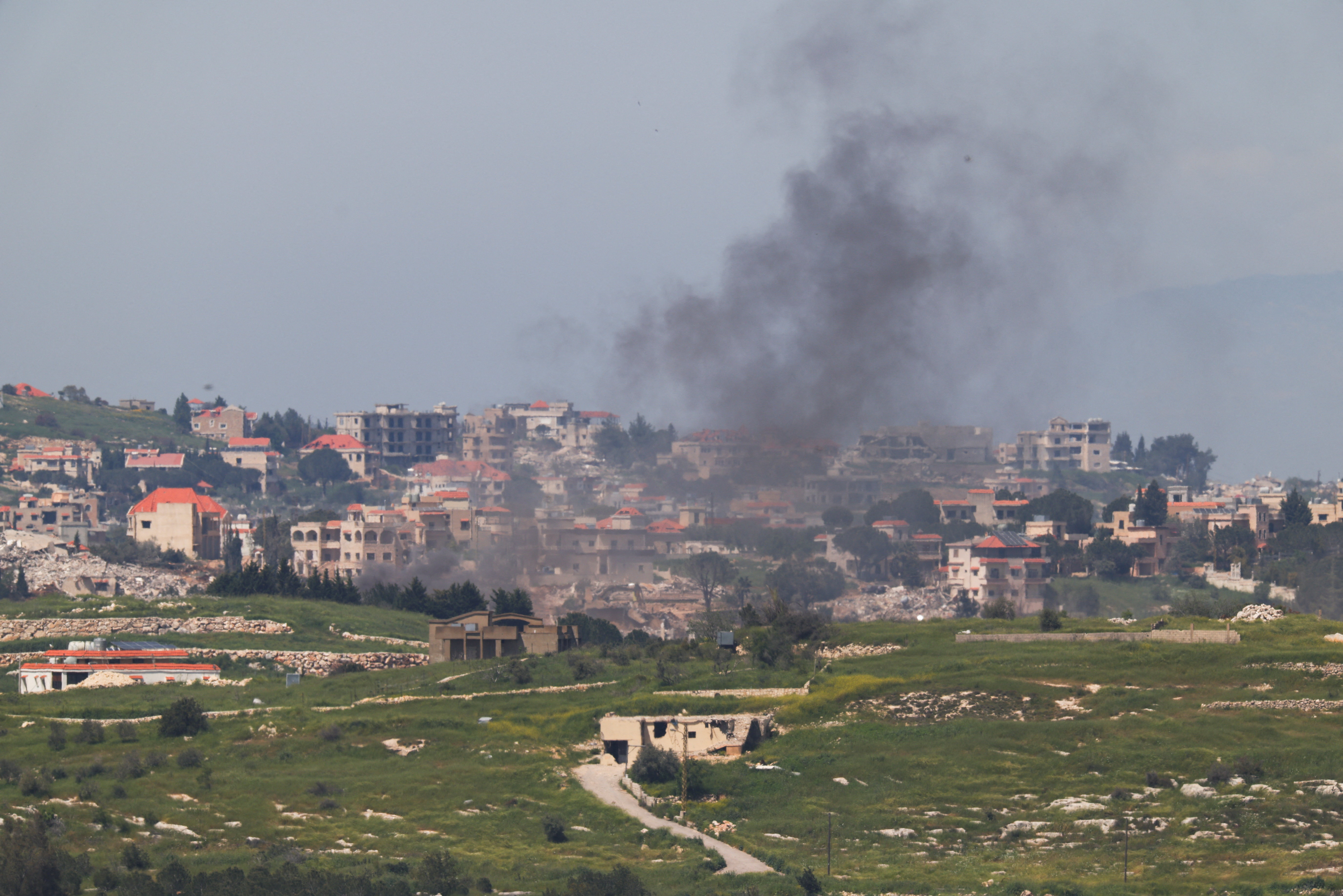 Líbano visto desde el lado israelí de la frontera