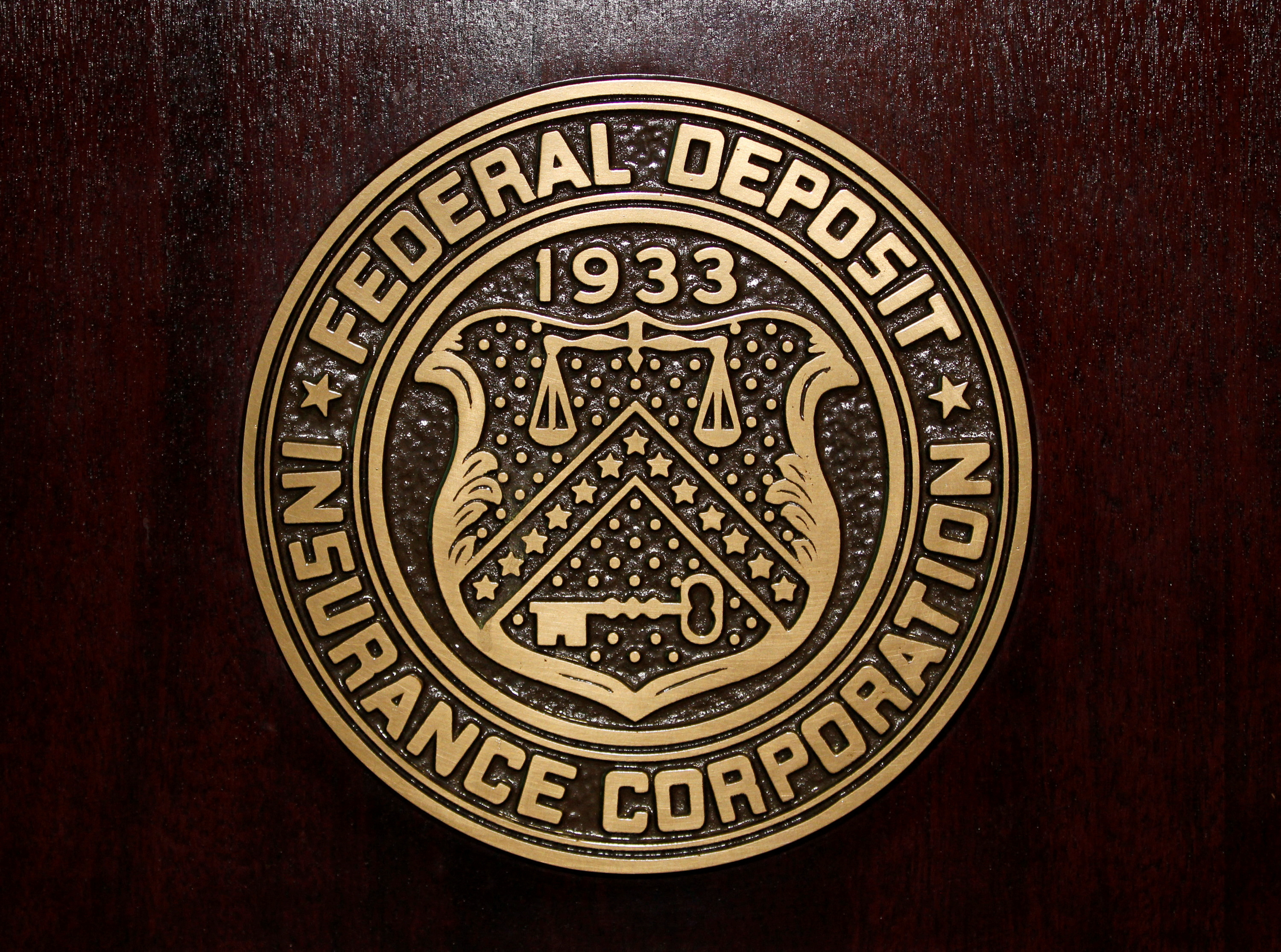 El logotipo de la Corporación Federal de Seguro de Depósitos (FDIC), en su sede de Washington, en una imagen de archivo.