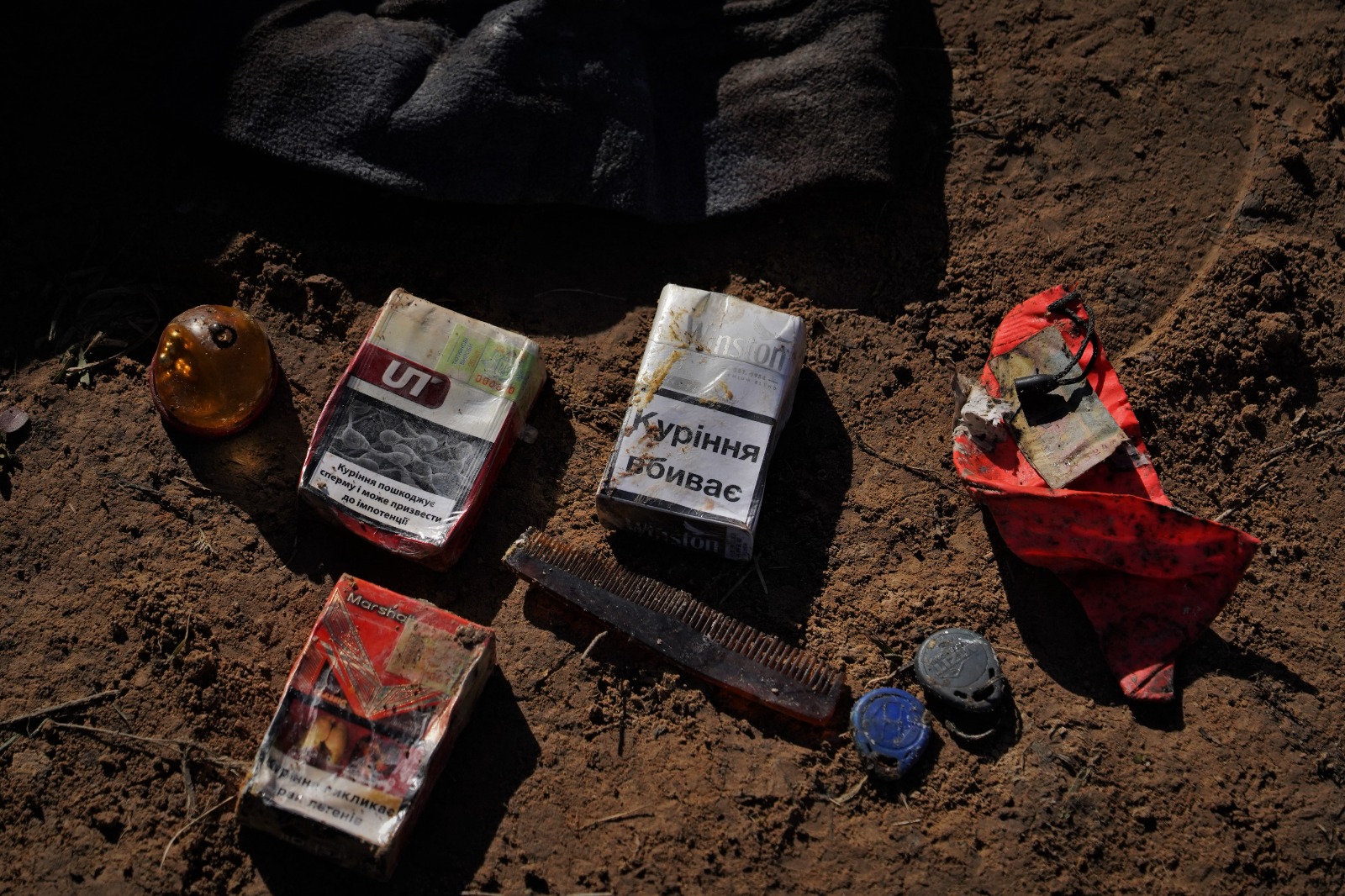 Tabaco, pente ou máscara, entre os pertences encontrados nas roupas do cadáver número dois, no dia 2 de março.
