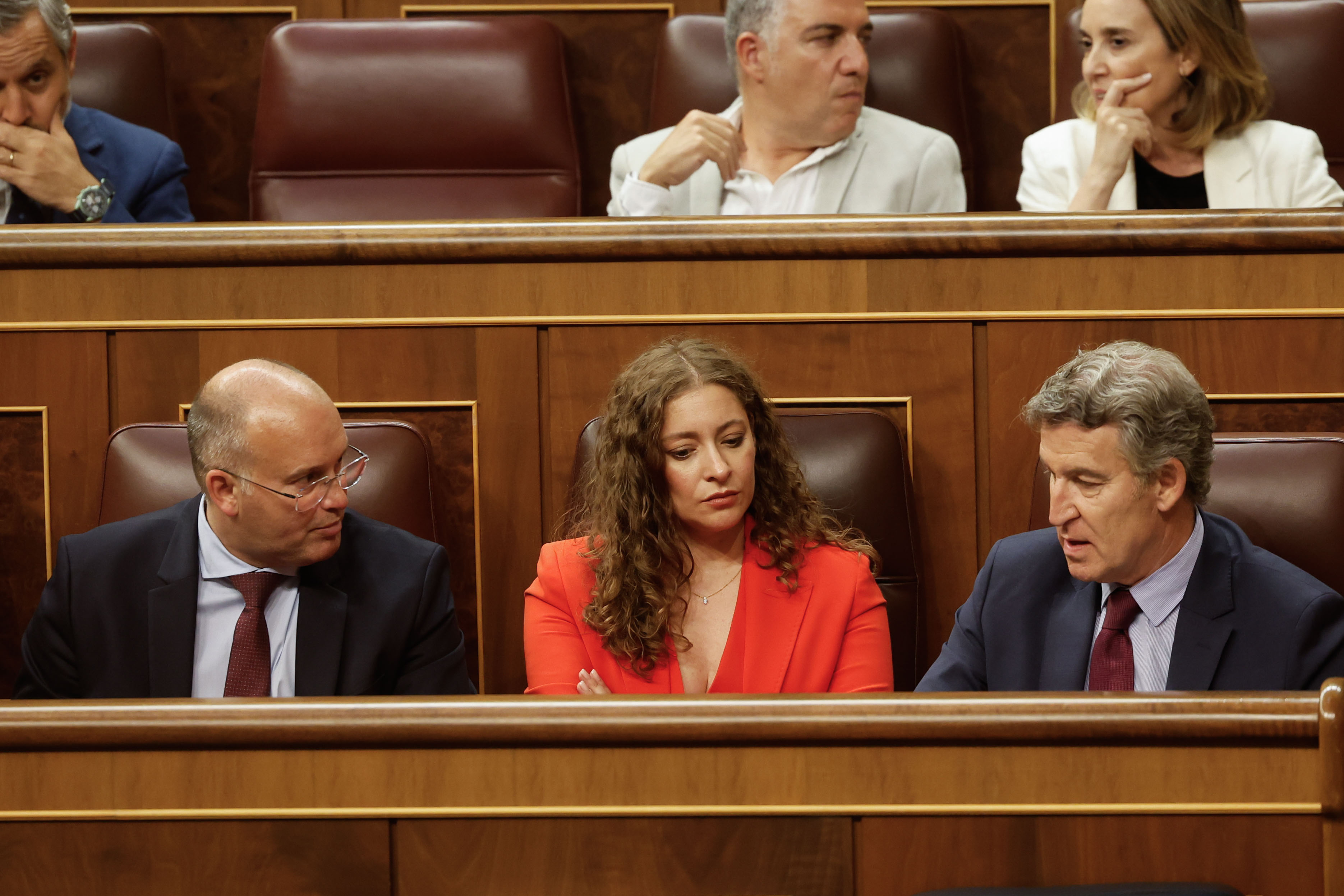 MADRID, 08/07/2025.- El presidente del Partido Popular, Alberto Núñez Feijóo (dcha), el secretario general, Miguel Tellado,y la portavoz en el Congreso Ester Muñoz, asisten a la sesión plenaria extraordinaria celebrada este martes en el Congreso de los Diputados. EFE/J.P. Gandul