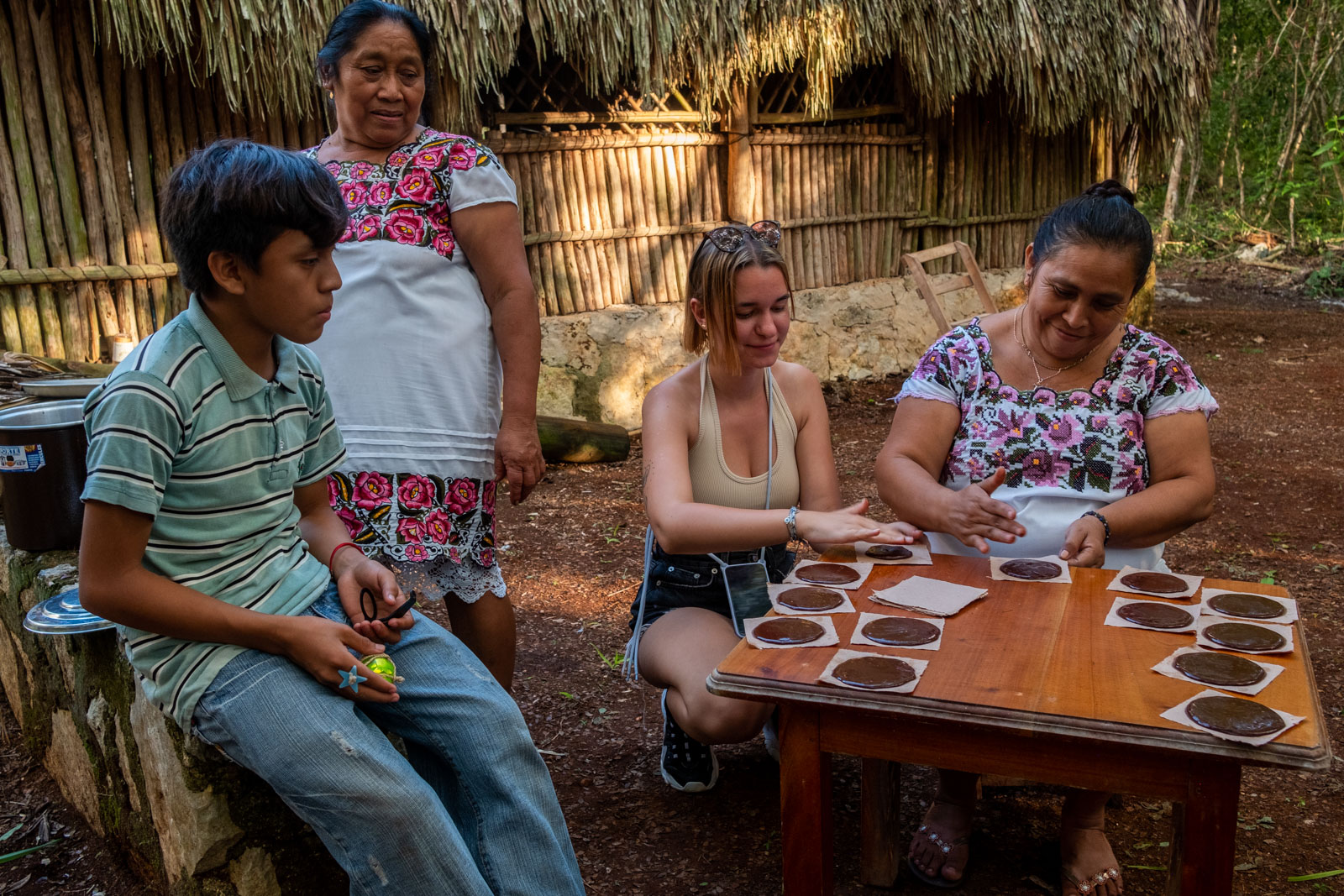 Clara, la hija de la familia de turistas franceses, aprende a preparar chocol de cacao, de la mano de Teodosia Dzib May. El nombre de este plato significa: caliente y agua.