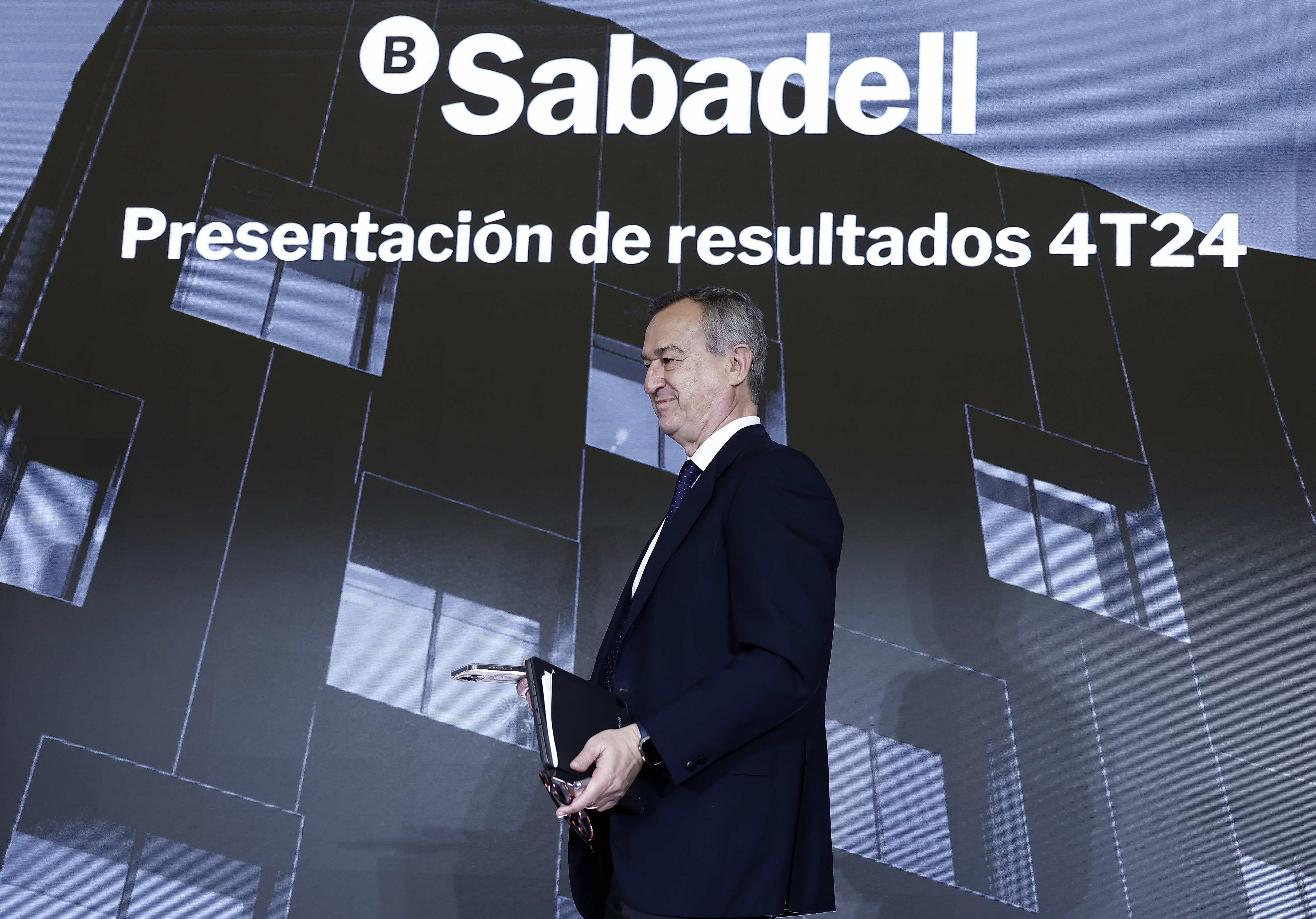 GRAFCAT3633. SANT CUGAT (BARCELONA), 07/02/2025.- El consejero delegado de Banco Sabadell, César González-Bueno, durante la presentación este viernes en rueda de prensa de los resultados anuales del ejercicio 2024 de la entidad bancaria, en el que obtuvo un beneficio récord de 1.827 millones de euros, un 37,1 % más que el año anterior, impulsado por el sólido desempeño de su negocio de particulares y empresas, y por la creciente aportación de su filial británica TSB. EFE/Andreu Dalmau