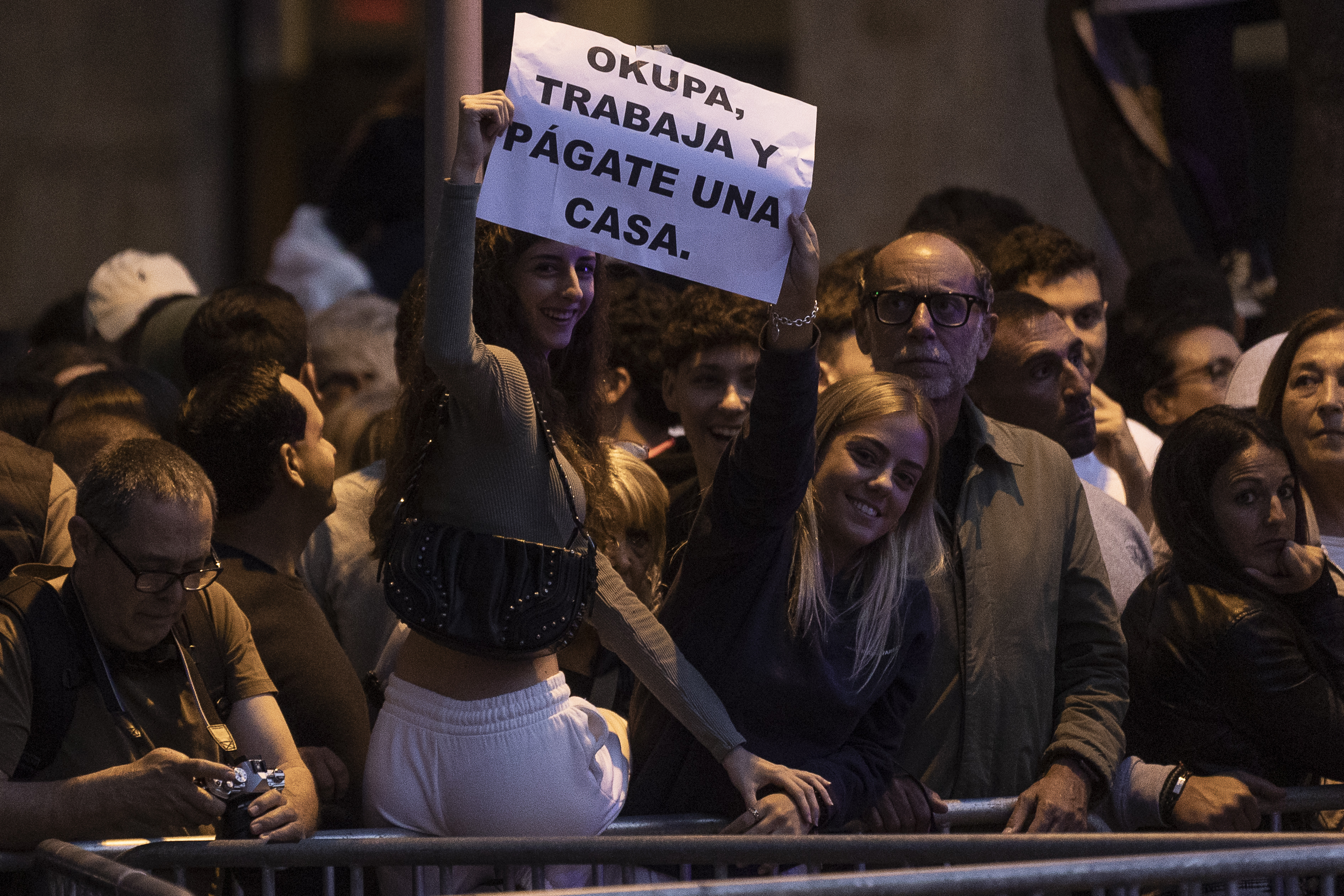 La imagen muestra a varias mujeres jóvenes protestando contra los okupas en la Plaza de la Bonanova.