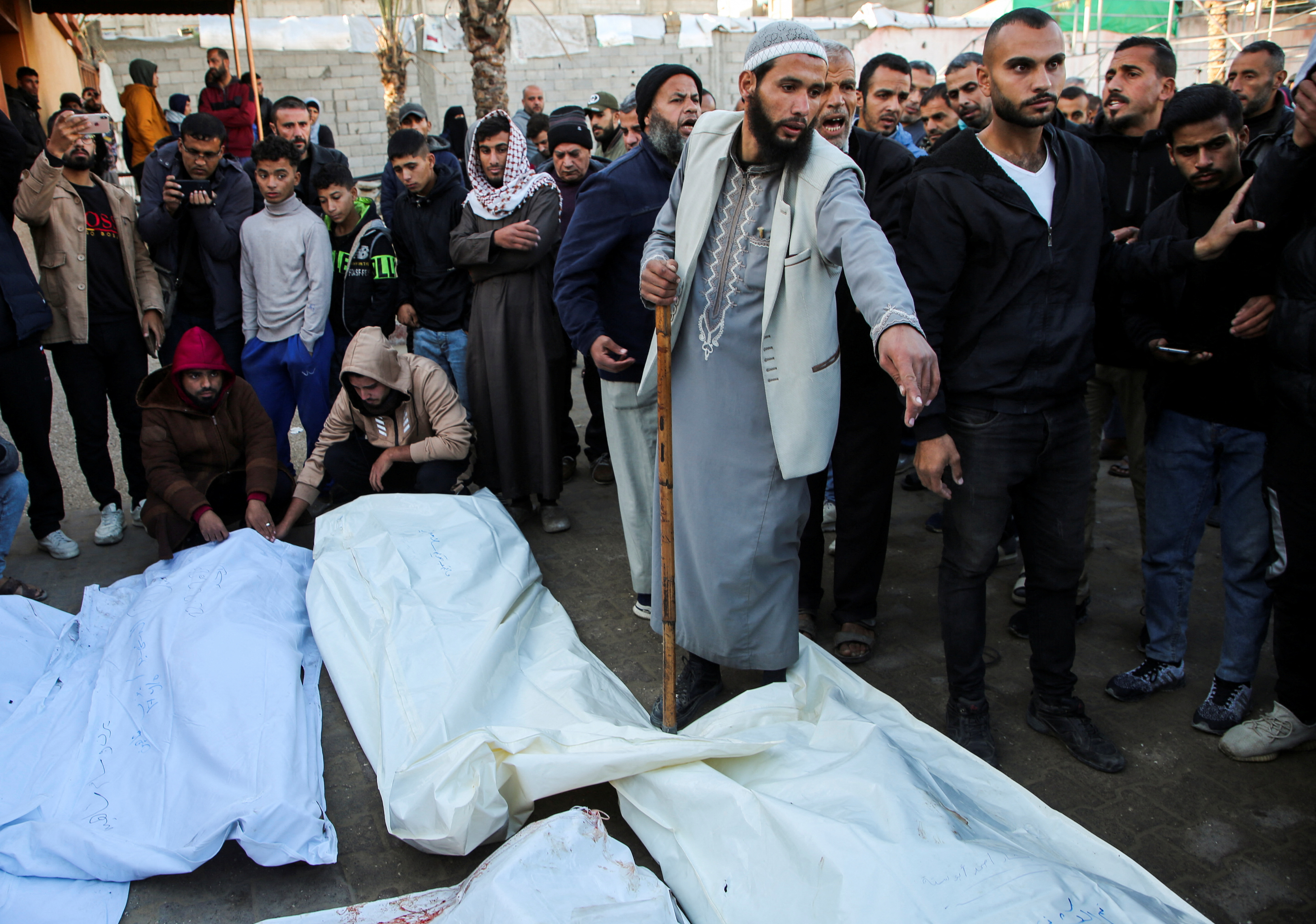 Ciudadanos palestinos participan en el funeral de sus compatriotas fallecidos debido a los ataques areos de Israel, en el hospital Nasser en Khan Younis, al sur de la Franja de Gaza.