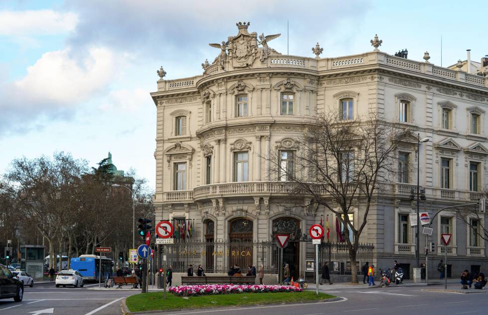 Exterior de la Casa de América, ubicada en el palacio de Linares, en la plaza Cibeles, Madrid.