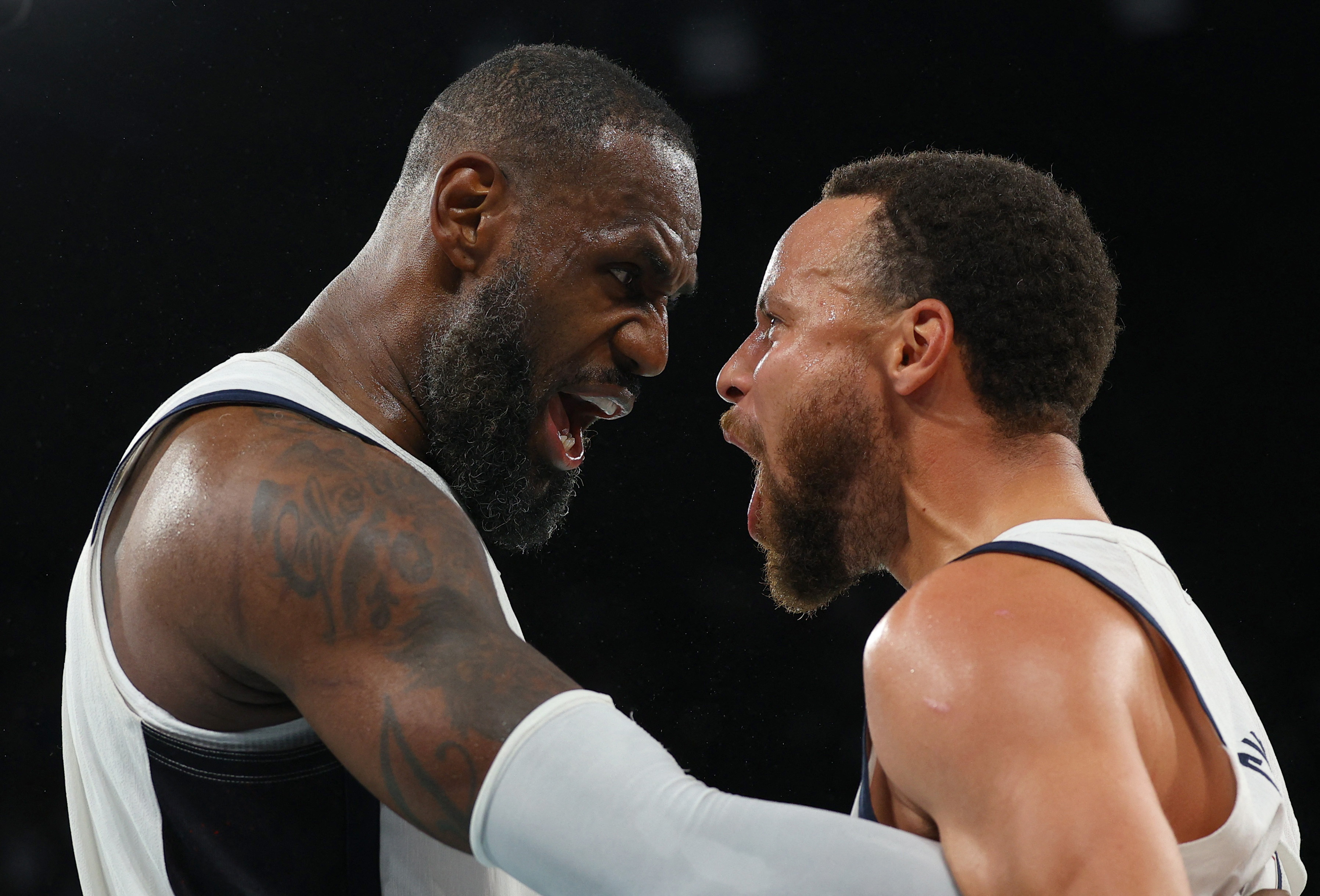 Lebron James celebra con Stephen Curry despus de que Estados Unidos venciera a Serbia en las semifinales. 