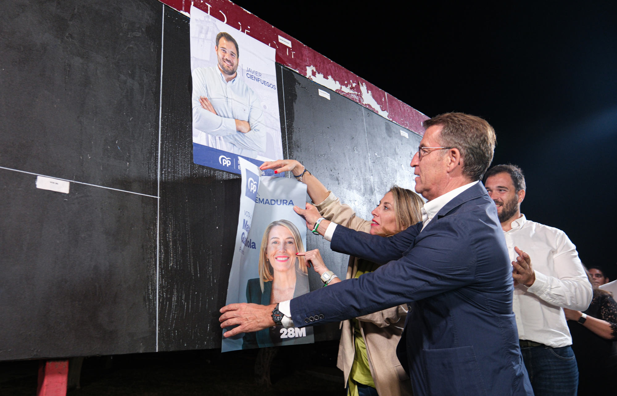 Alberto Núñez Feijóo colocaba carteles electorales en Montijo (Badajoz), en el inicio de campaña.