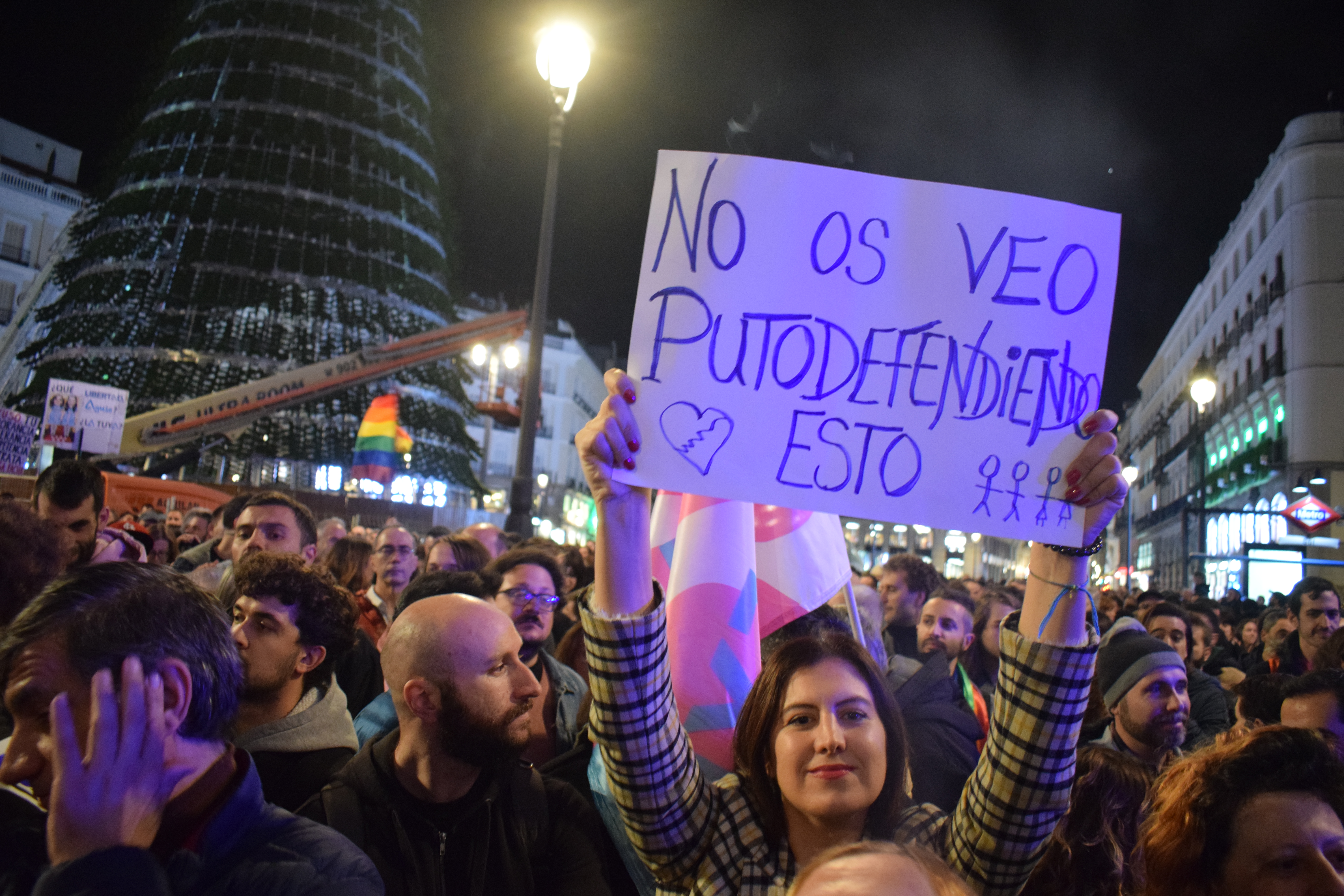 En la protesta hubo varios mensajes alusivos a las manifestaciones en Ferraz, que han captado toda la atención mediática de los últimos días.