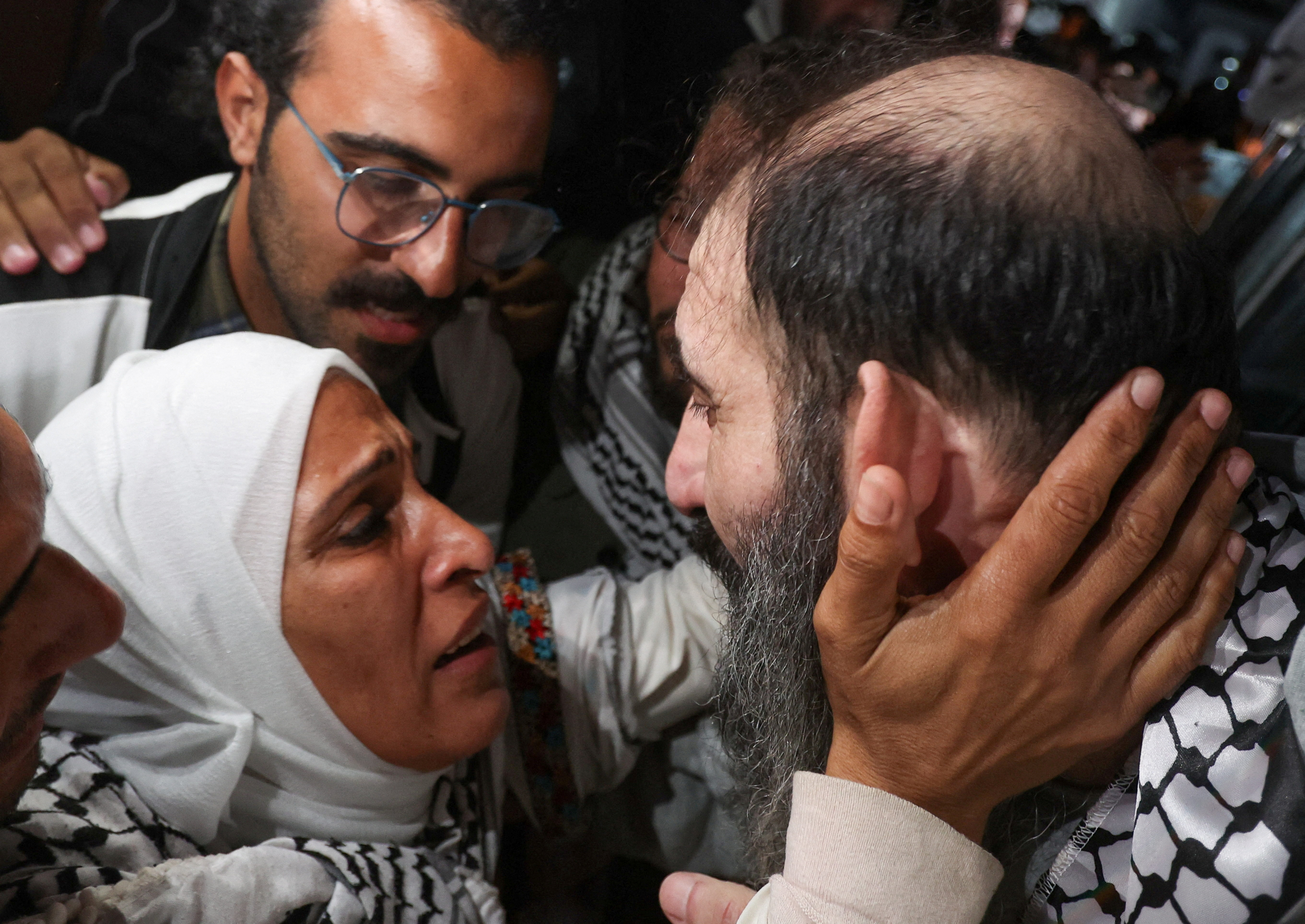 Un prisionero palestino es recibido después de ser liberado por Israel este jueves. 