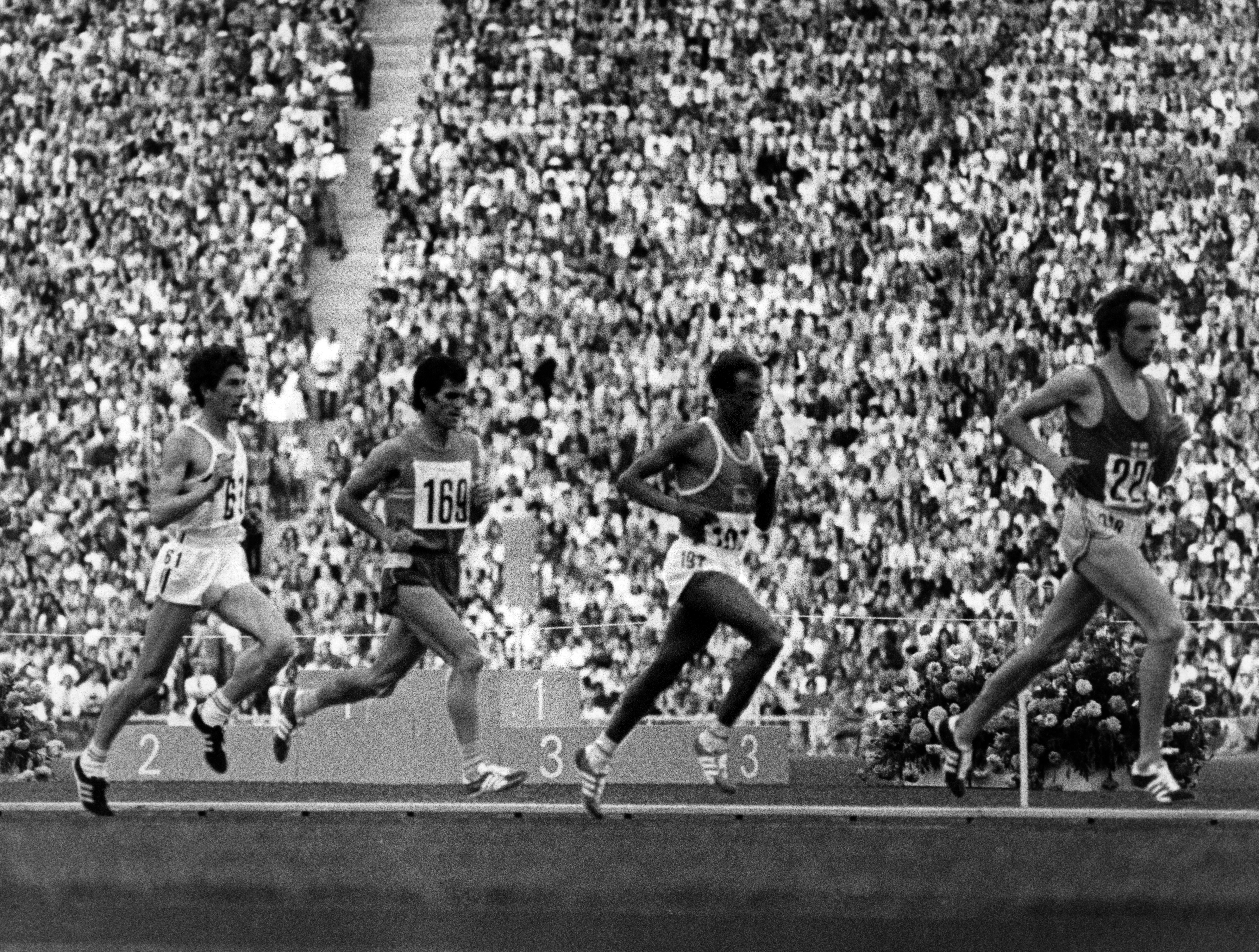 Munich, 5-9-1972.- Mariano Haro, dorsal 169, durante su participacin en la prueba final de los 10.000 metros, en la que qued clasificado en 4? lugar despus de haber encabezado durante la mayor parte de la carrera. As y todo super su propio record de Espa?a, estableciendolo en 27 minutos, 48 segundos y 2/10 que significa el cuarto mejor tiempo del mundo en la diferencia. EFE
