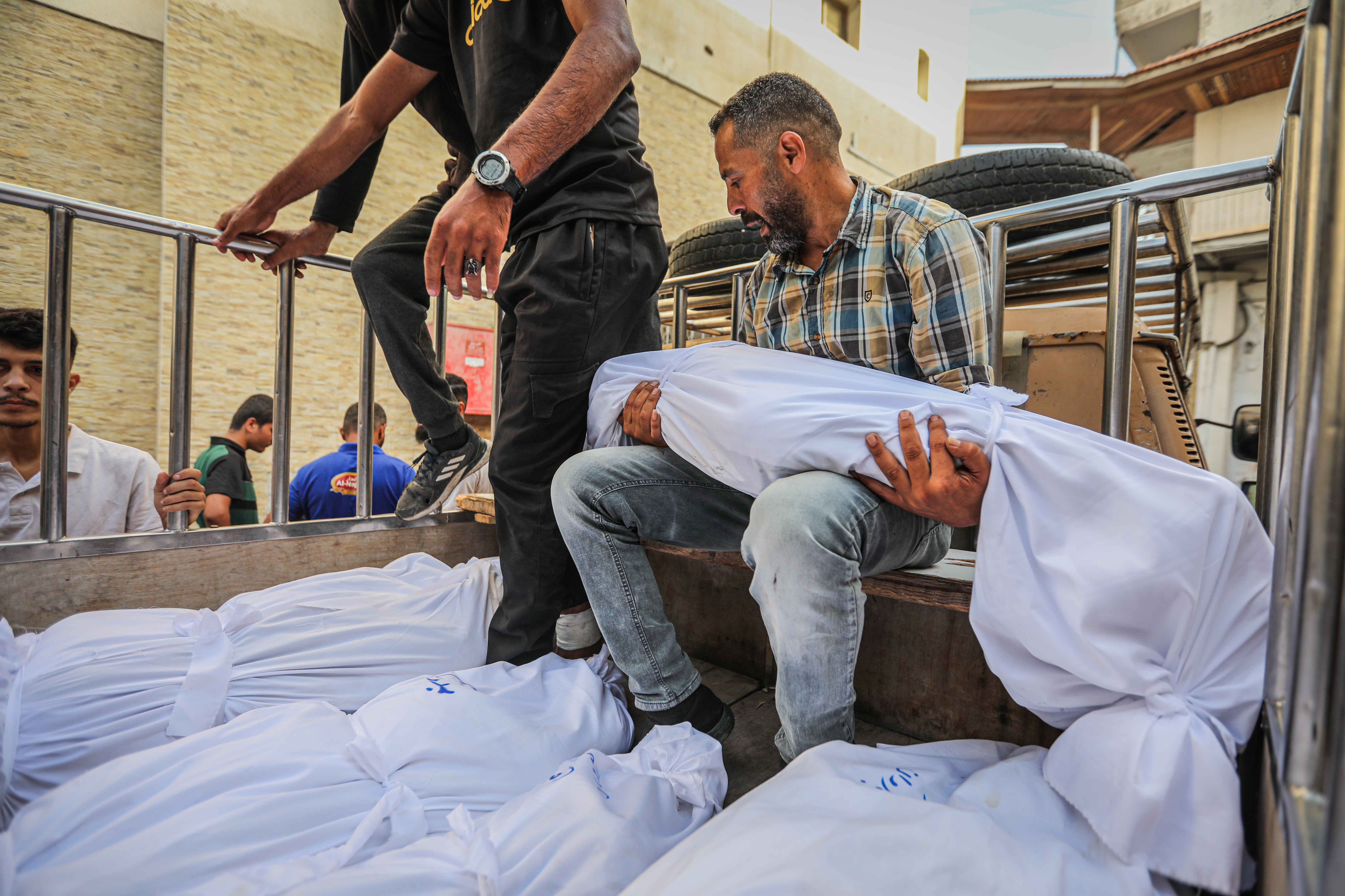 GAZA CITY, GAZA - SEPTEMBER 29: Relatives of the Palestinians who lost their lives after an Israeli army's attack on the Zeytun neighborhood in eastern Gaza City, mourn resulting in casualties and fatalities among the Bedvan family on September 29, 2025. The bodies of Palestinians who lost their lives in the strikes are taken from the hospital morgue by their relatives for funeral prayers and burial. (Photo by Hamza Z. H. Qraiqea/Anadolu via Getty Images)