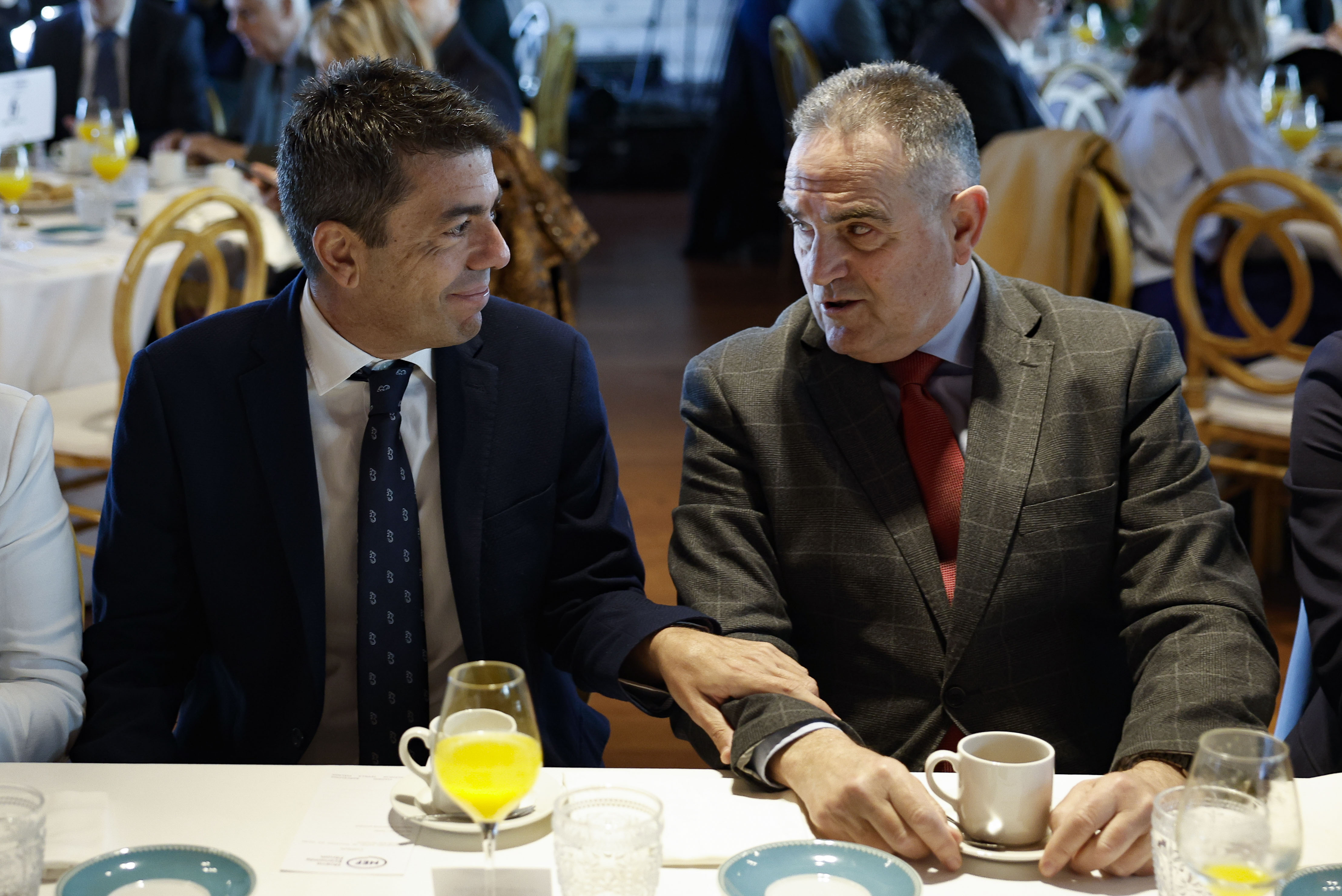 El president de la Generalitat, Carlos Mazón (izqda), conversa con el vicepresidente segundo y conseller para la Recuperación Económica y Social de la Comunitat Valenciana, Francisco José Gan Pampols. Mazón ha asegurado, este miércoles, que el 29 de octubre, el día de la dana que dejó 224 muertos y tres desaparecidos en la provincia de Valencia, llegó al Centro de Coordinación Operativa Integrado (Cecopi) a las 20.28 horas, 17 minutos después de que se mandara la alerta a la población por las inundaciones. EFE/Biel Aliño