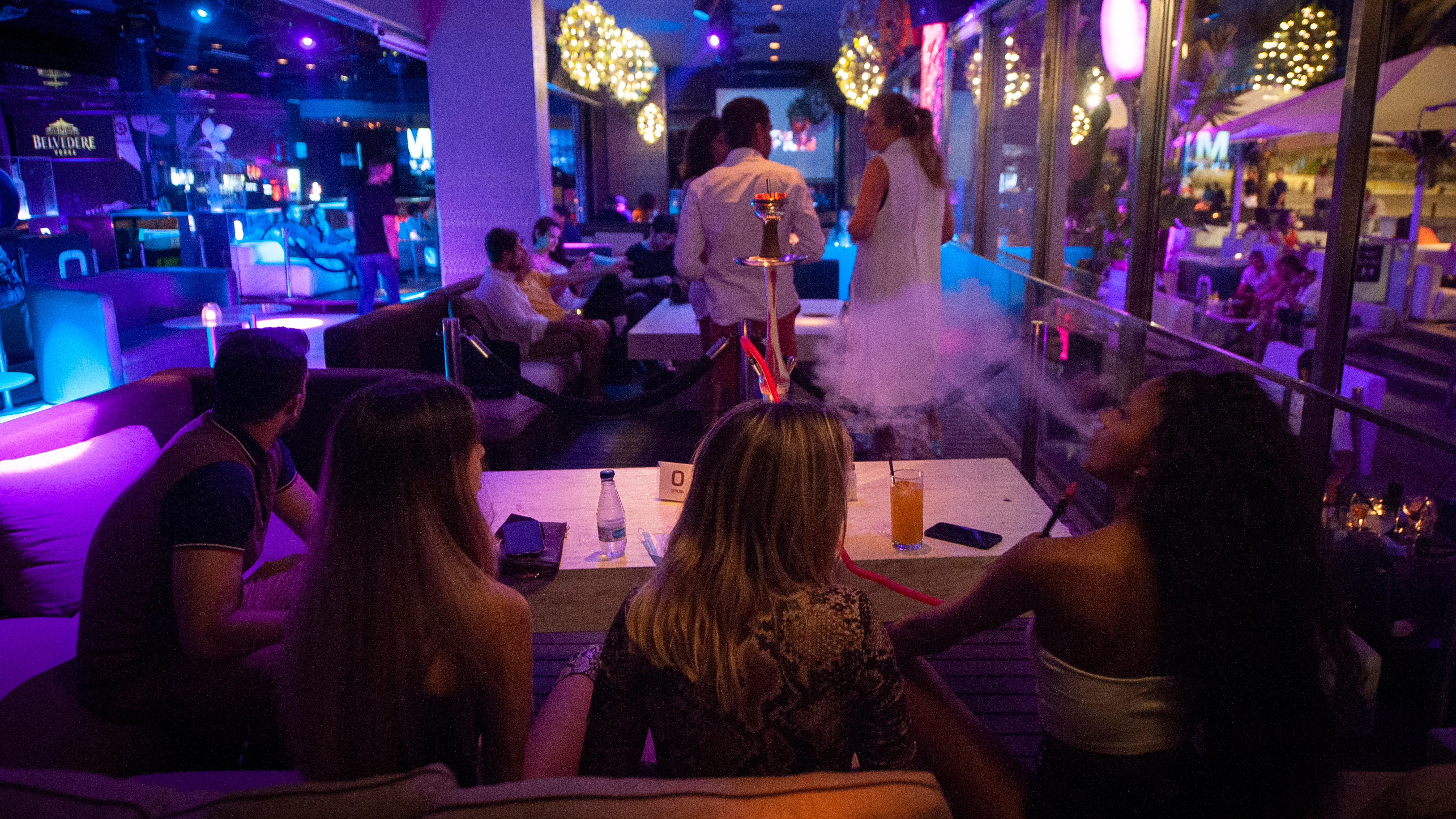 El negocio de las chicas imagen en las discotecas: "La misión es sonreír y hacer los hombres beban más" | Cataluña - Notas de Prensa