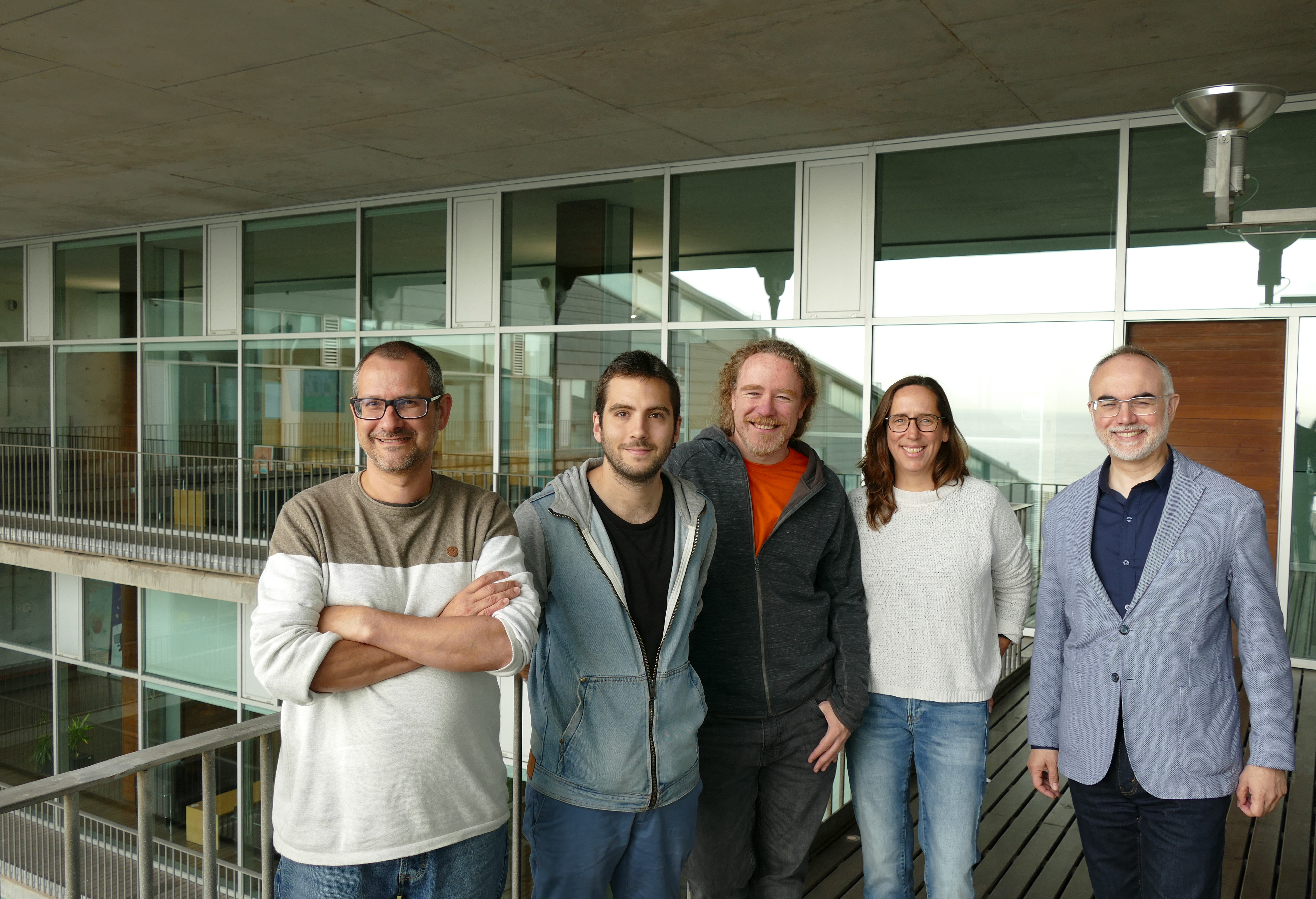 Tomàs Marquès Bonet, Alejandro Valenzuela, David Juan, Esther Lizano y Arcadi Navarro, coautores del estudio, en el Instituto de Biología Evolutiva, en Barcelona.
