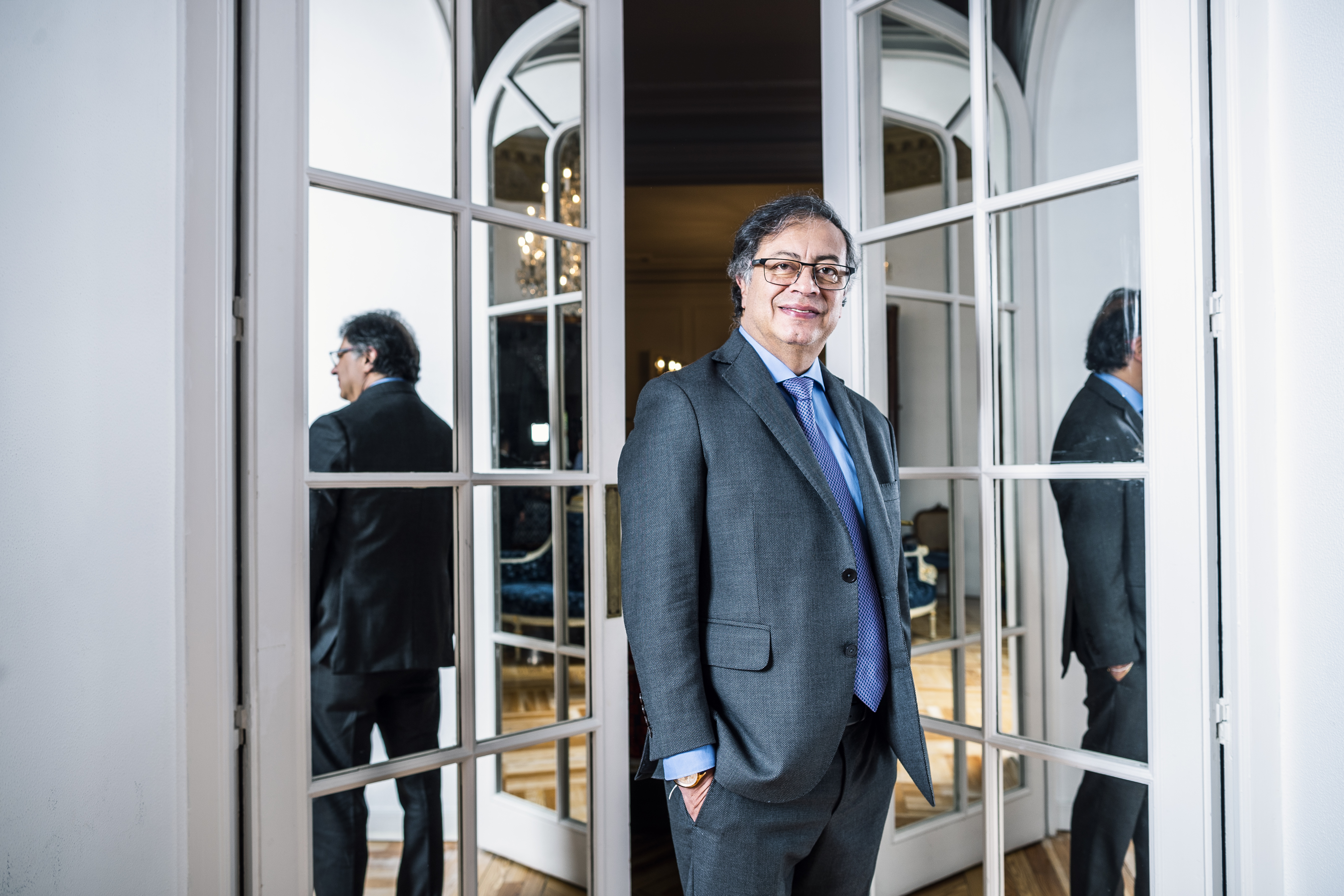 O presidente da Colômbia, Gustavo Petro, posa na Embaixada de seu país em Madri.