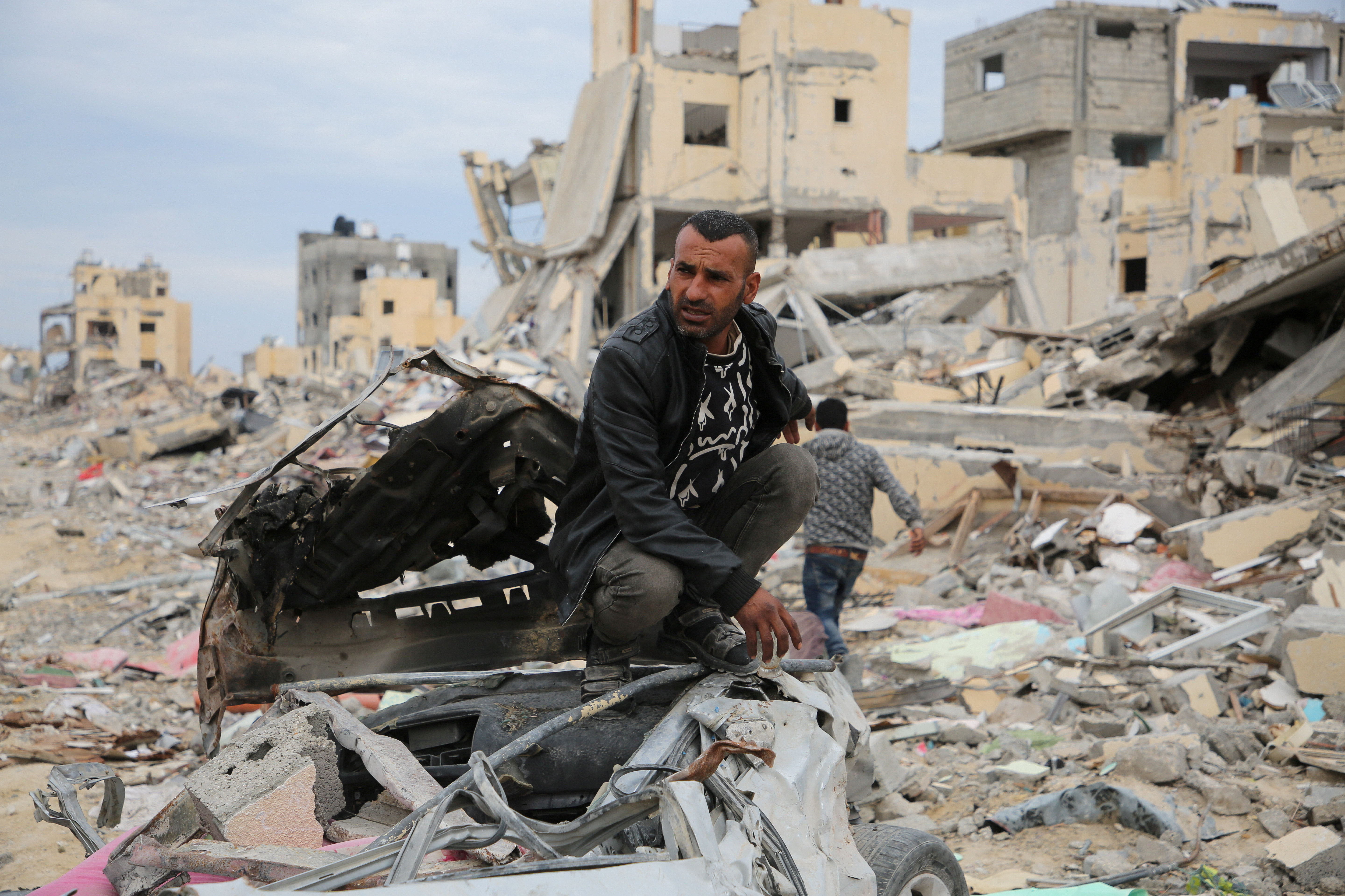 Un hombre sentado sobre escombros en Rafah, al sur de Gaza, este mircoles 22 de enero de 2025.