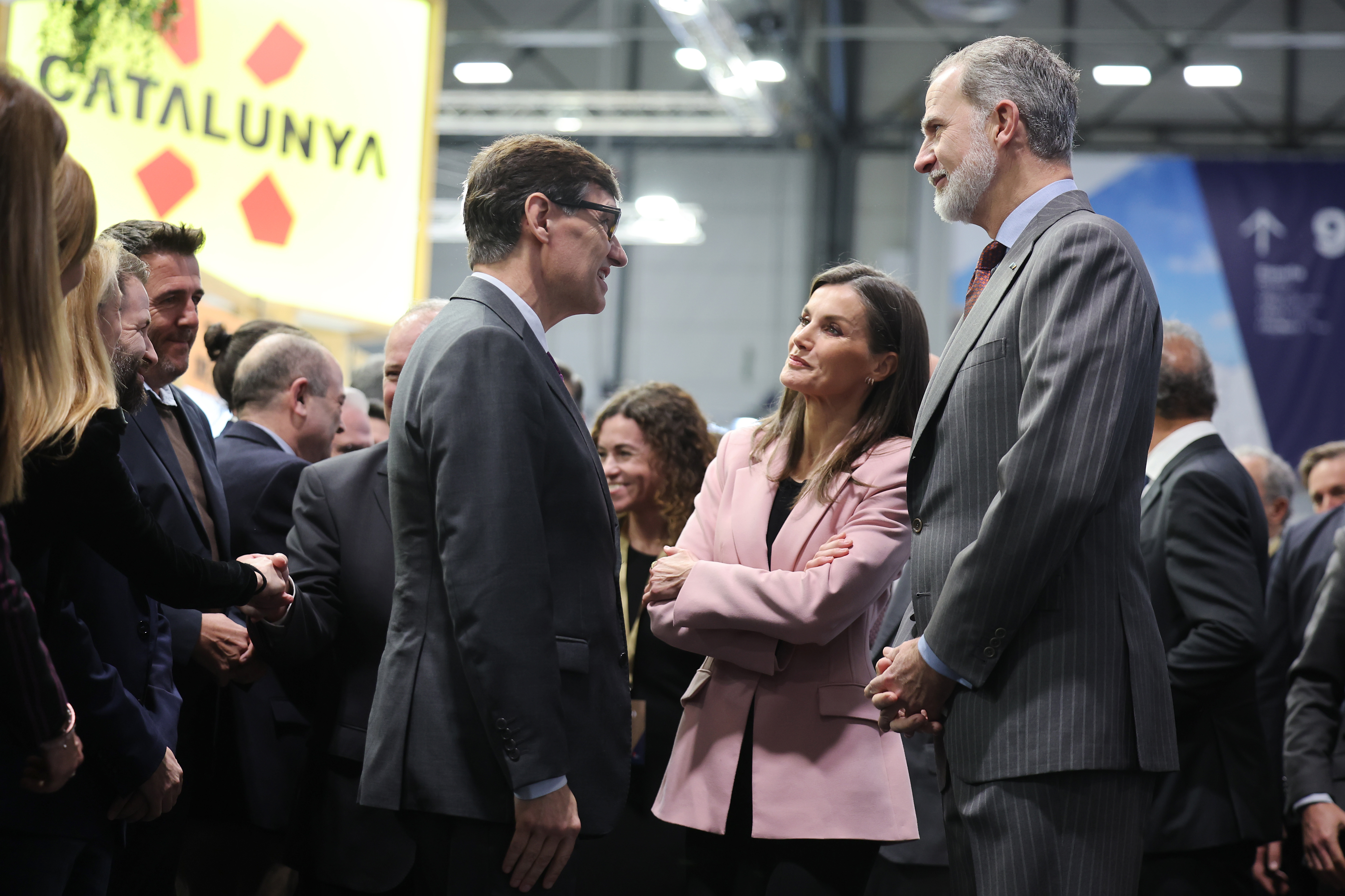 El presidente de la Generalitat de Cataluña, Salvador Illa, conversa con los  Reyes durante la inauguran este miércoles la 45 edición de Fitur.