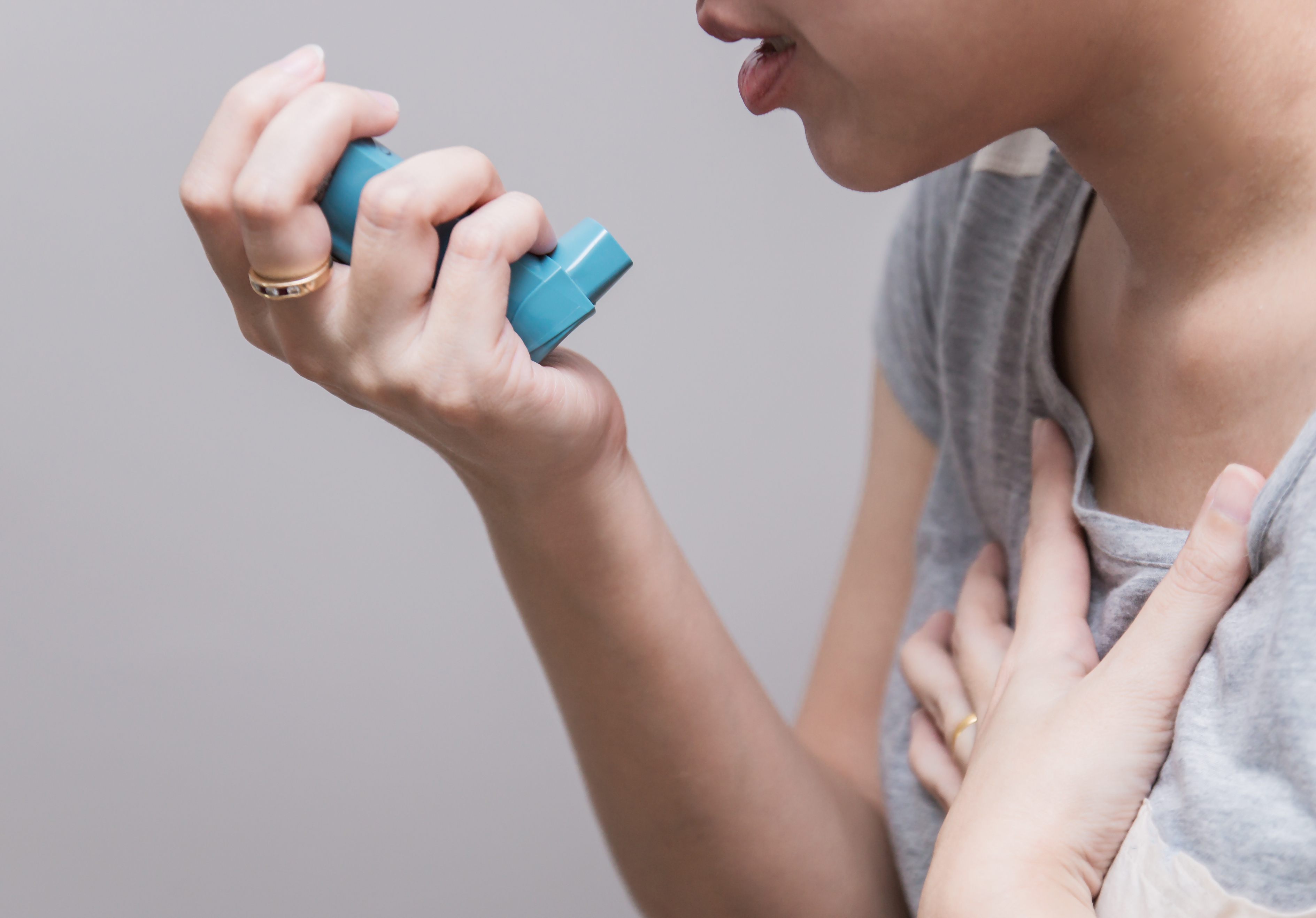 El asma es una reacción inmunitaria de origen desconocido. Hay más predisposición a padecerla si existen antecedentes familiares o se tiene otro tipo de alergias.