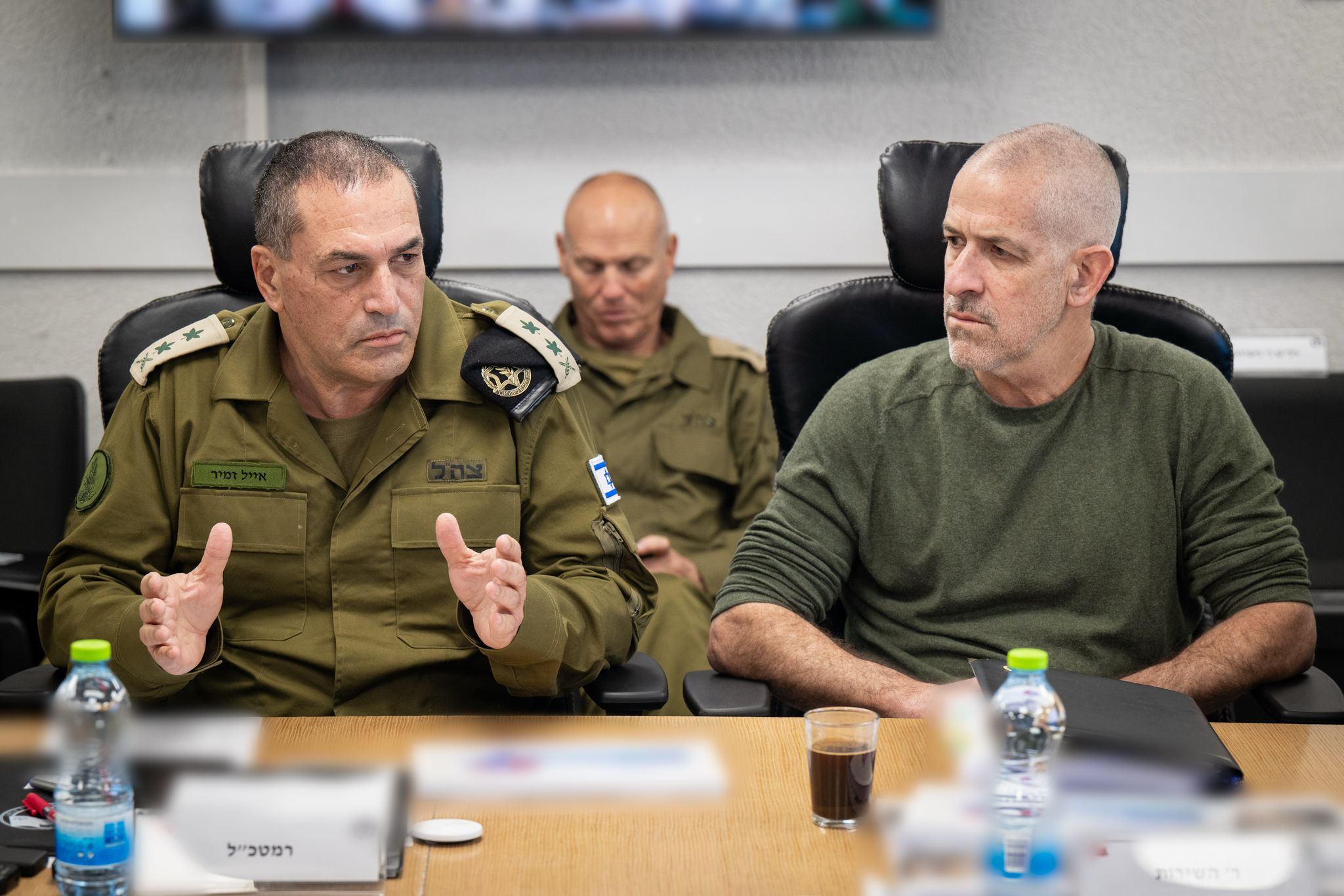 El Jefe del Estado Mayor General, Teniente General Eyal Zamir (a la izquierda) y el jefe del Shin Bet, Ronen Bar, durante la reunión para evaluar la situación de seguridad en el Comando Sur, en Jerusalén, este viernes 21 de marzo de 2025. 