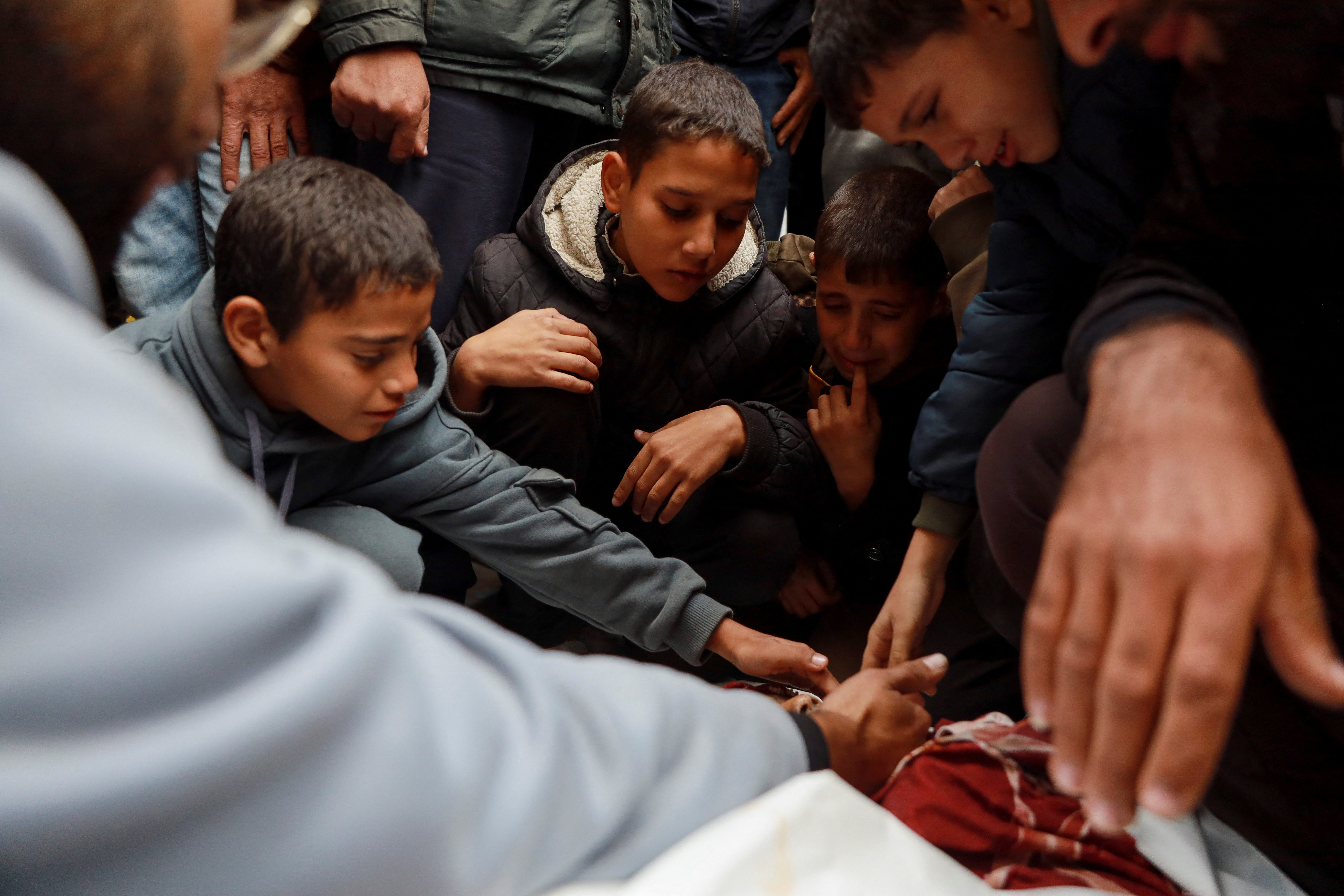 Palestinos lloran a sus familiares muertos tras un ataque israelí, Diciembre 11, 2024. REUTERS/Abd Elhkeem Khaled