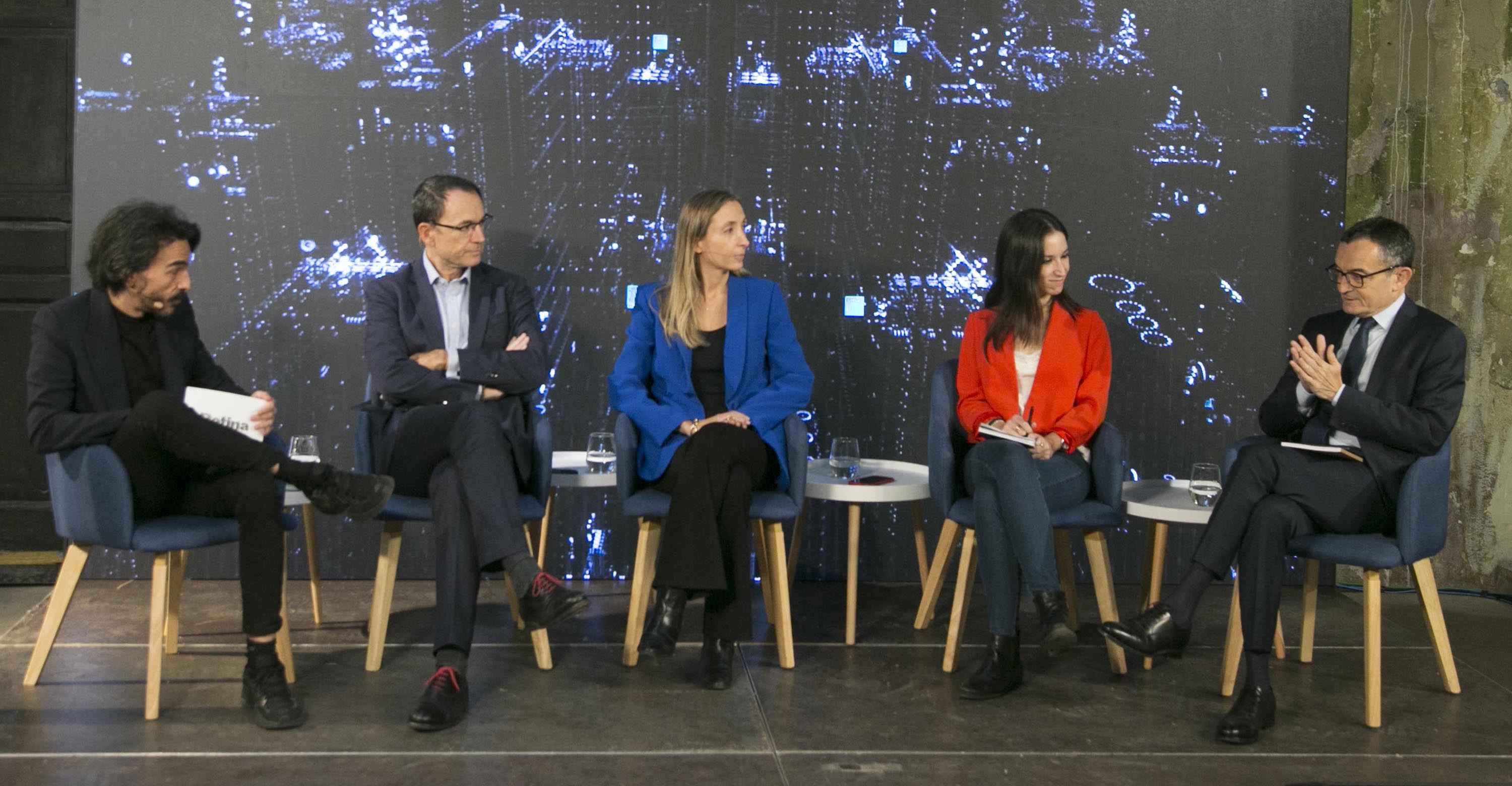 Un debate futurista alejado de la opinión pública