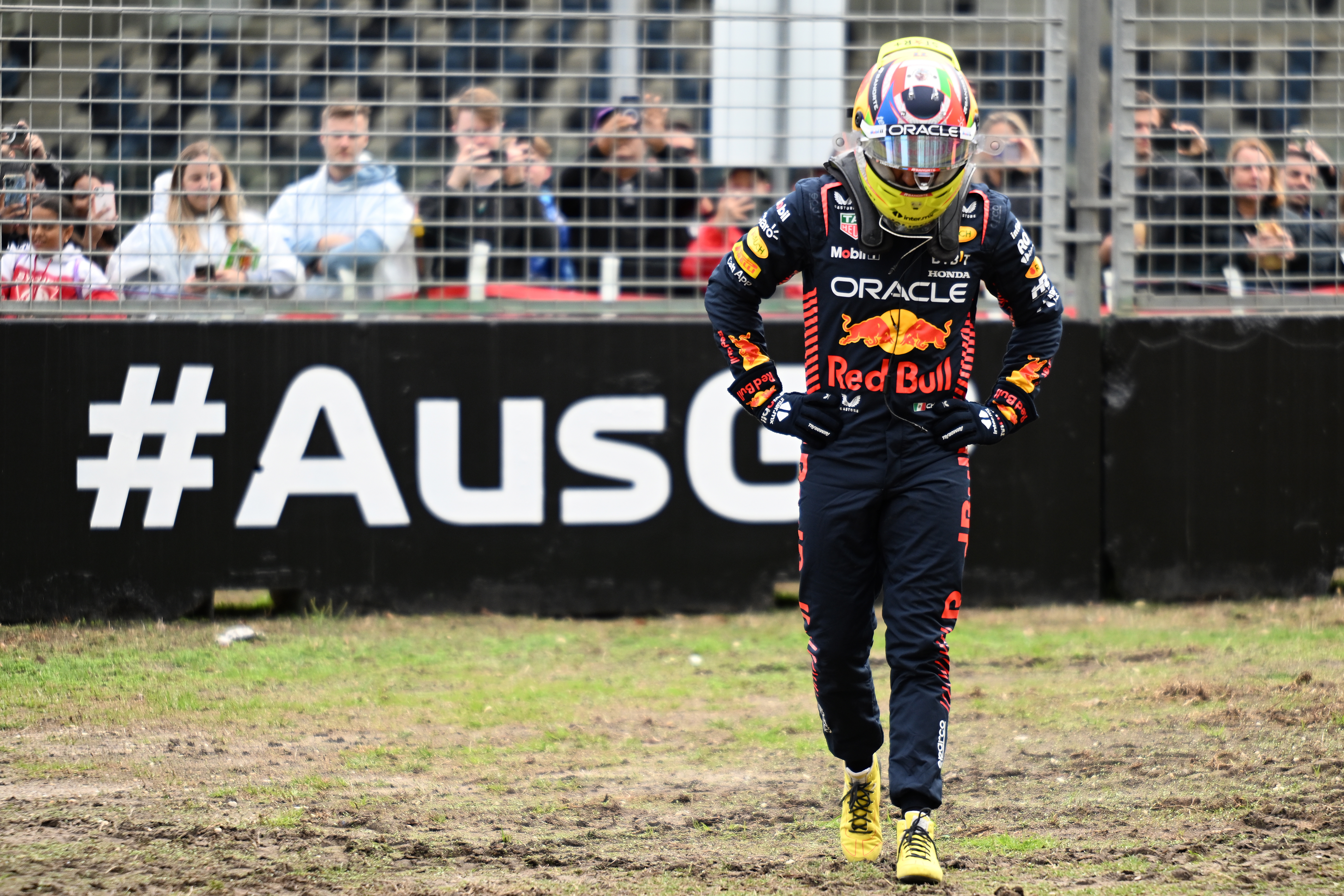 Melbourne (Australia), 01/04/2023.- Sergio Perez of Red Bull Racing reacts after running his car off the track during qualifying at the 2023 Australian Grand Prix at the Albert Park Circuit in Melbourne, Australia, 01 April 2023. (Fórmula Uno) EFE/EPA/JAMES ROSS AUSTRALIA AND NEW ZEALAND OUT
