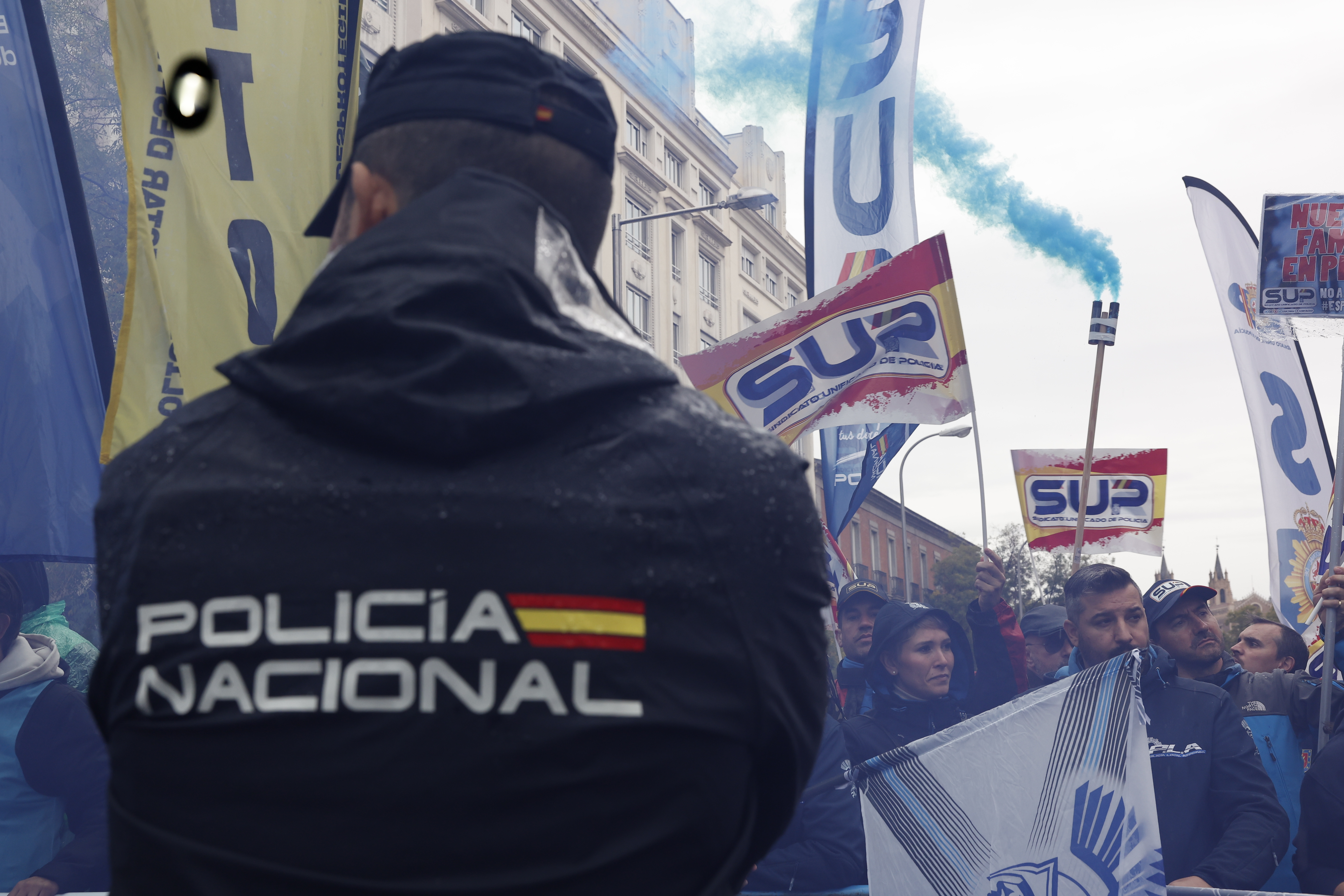 MADRID, 29/10/2024.- Protesta de agentes de Policía contra la ley de seguridad ciudadana frente a la Cámara Baja, cuyo pleno debate este martes si inicia la tramitación por la vía de urgencia de la reforma de esta ley, conocida como ley mordaza EFE/ Chema Moya
