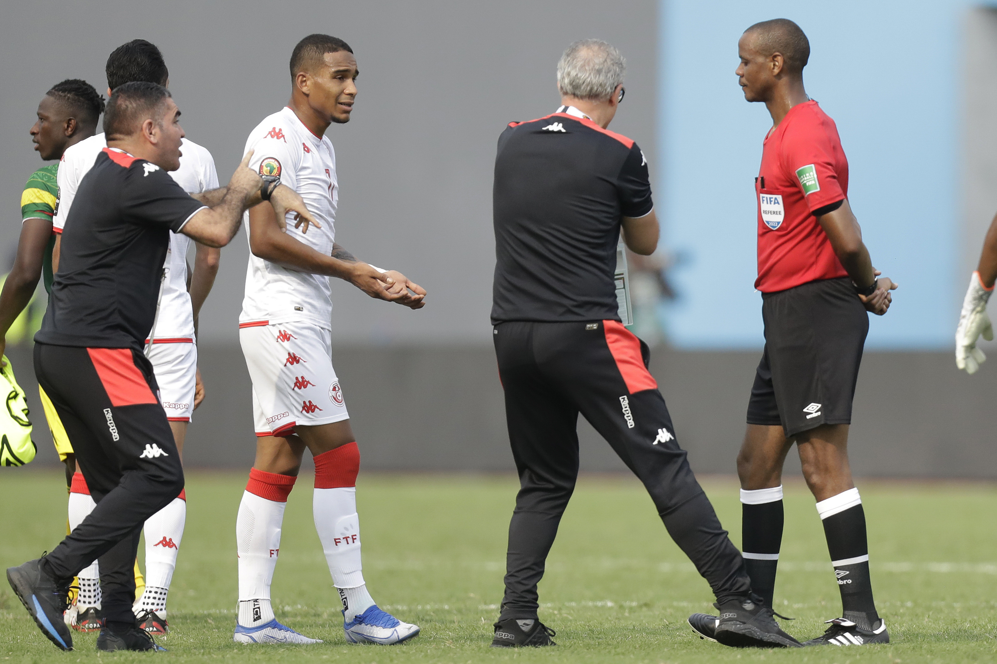 La Copa de África alega que el árbitro que confundió la hora pudo sufrir una insolación en el Túnez-Malí