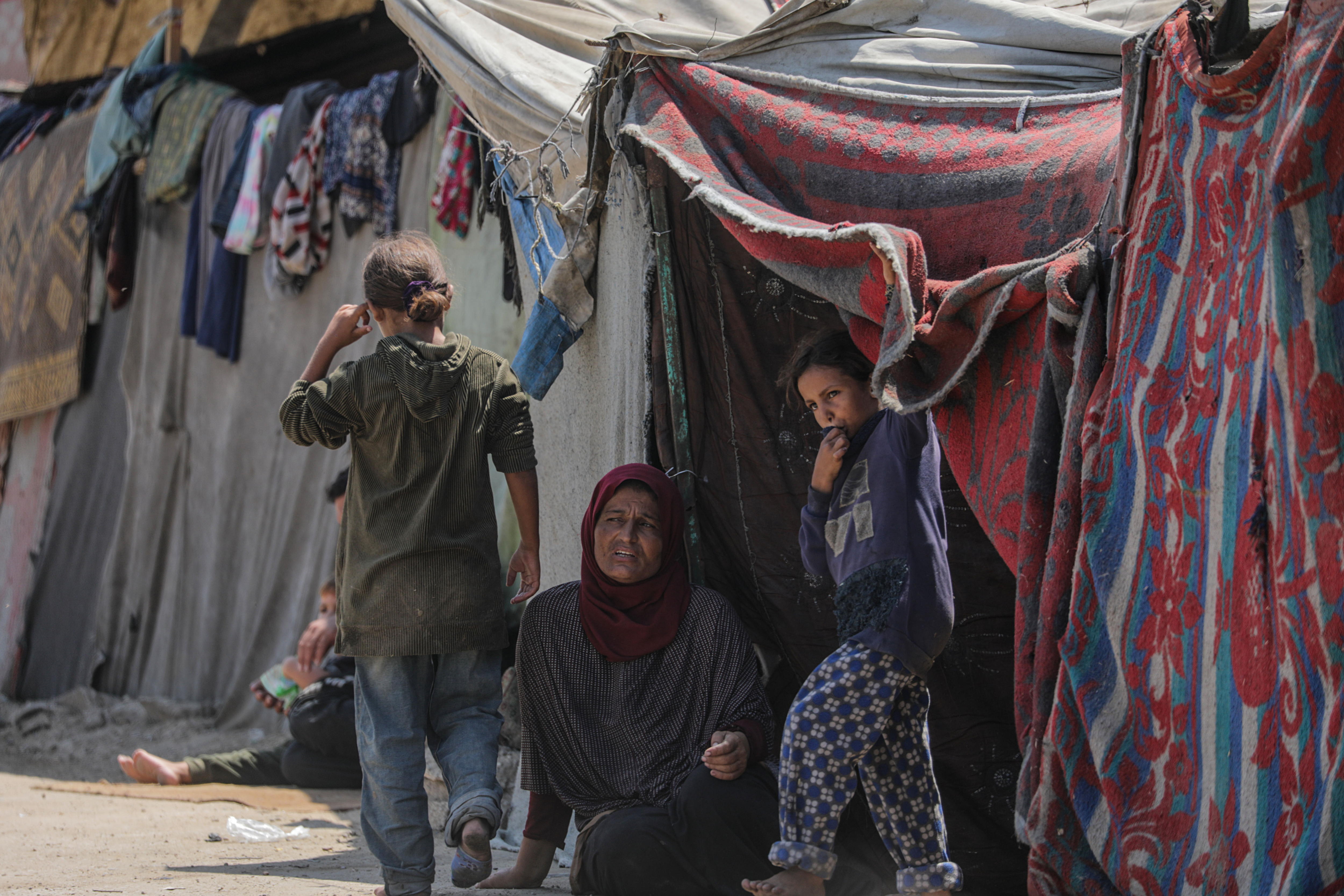 Desplazados palestinos en un campo de refugiados de Yan Junis, este lunes. 