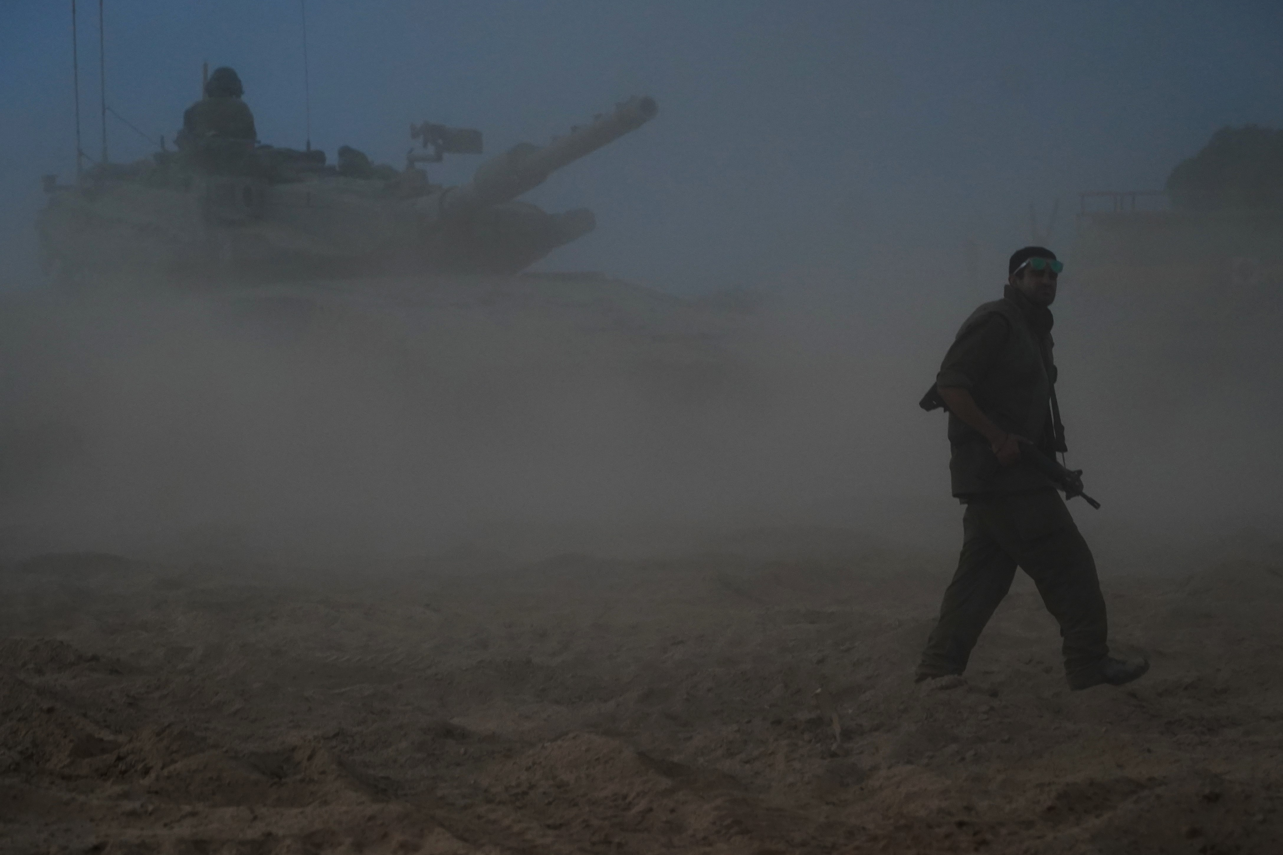 Soldados israelenses estacionados próximo ao Kibutz Beeri, atacado pelo Hamas no fim de semana passado.  