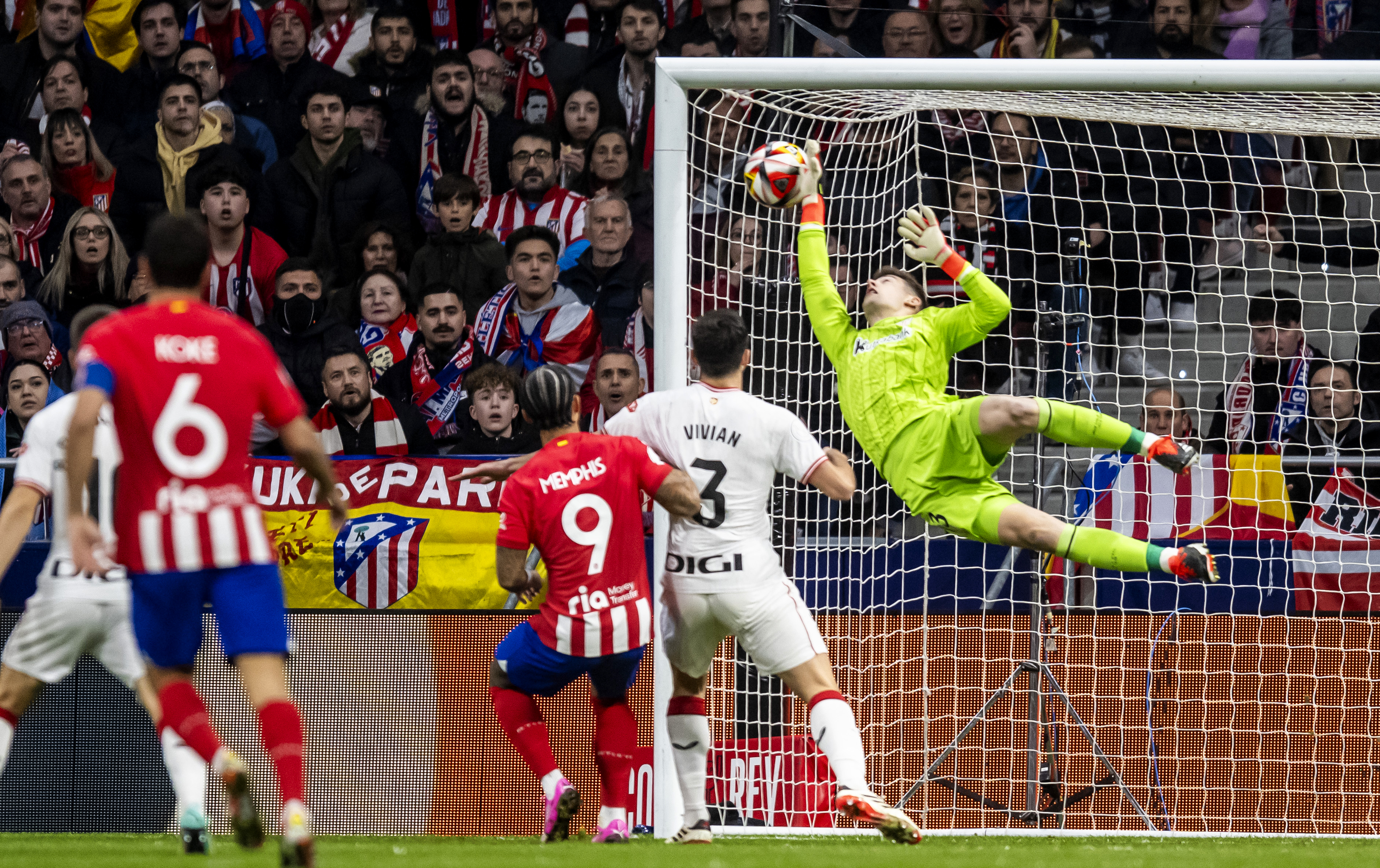 Las banderas del Atlético de Madrid y del Real Madrid ondean en Boadilla  por la deportividad y el juego limpio