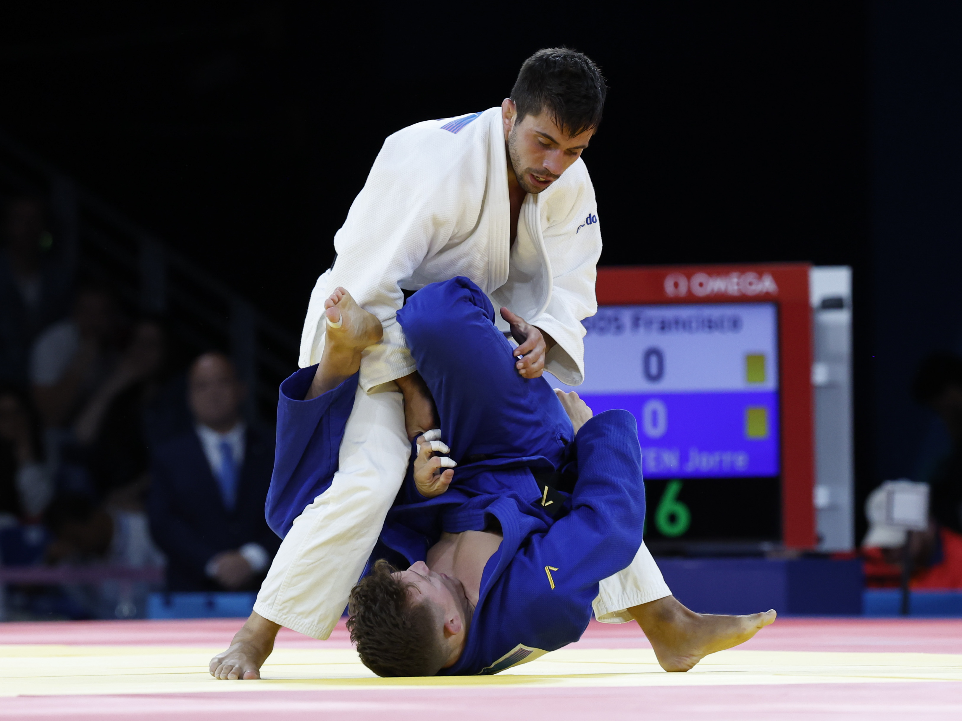 PARIS (FRANCIA), 27/07/2024.- El judoca espa?ol Francisco Garrigs (blanco) se enfrenta al belga Horre Verstraeten durante su combate en la categora masculina -60 kilos de los Juegos Olmpicos de Pars 2024 disputado este sbado en Pars. EFE/ Chema Moya
