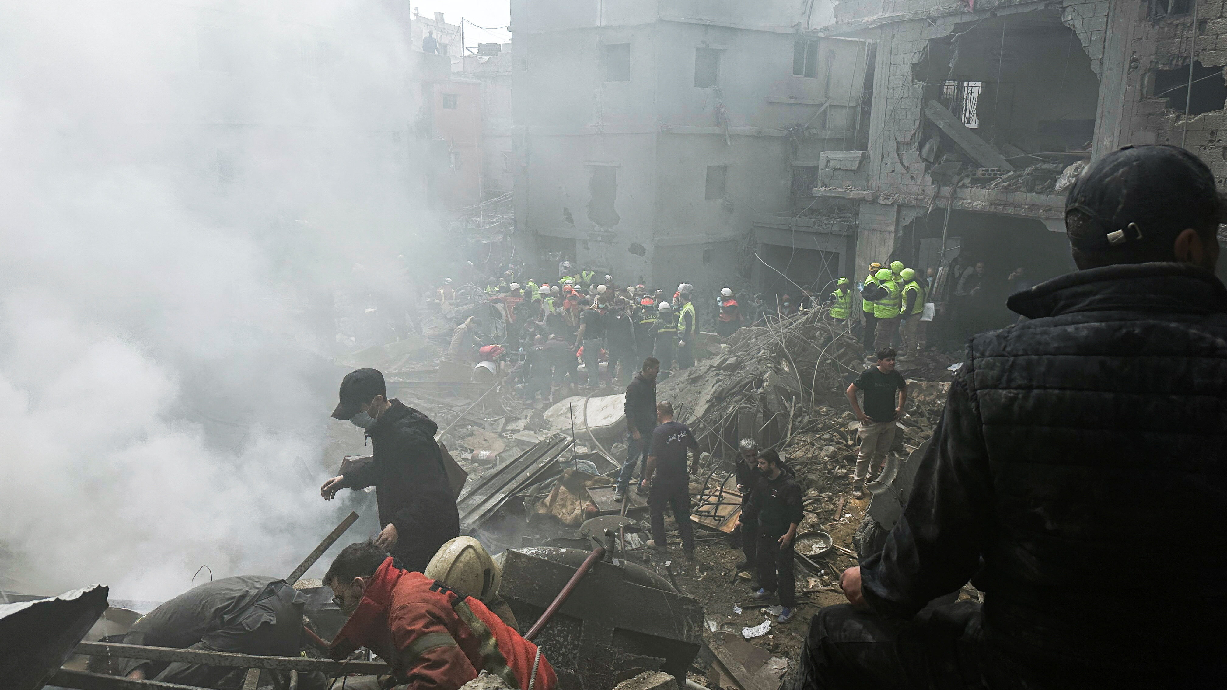 Varias personas buscan supervivientes en los escombros de un edificio en Líbano, este domingo.