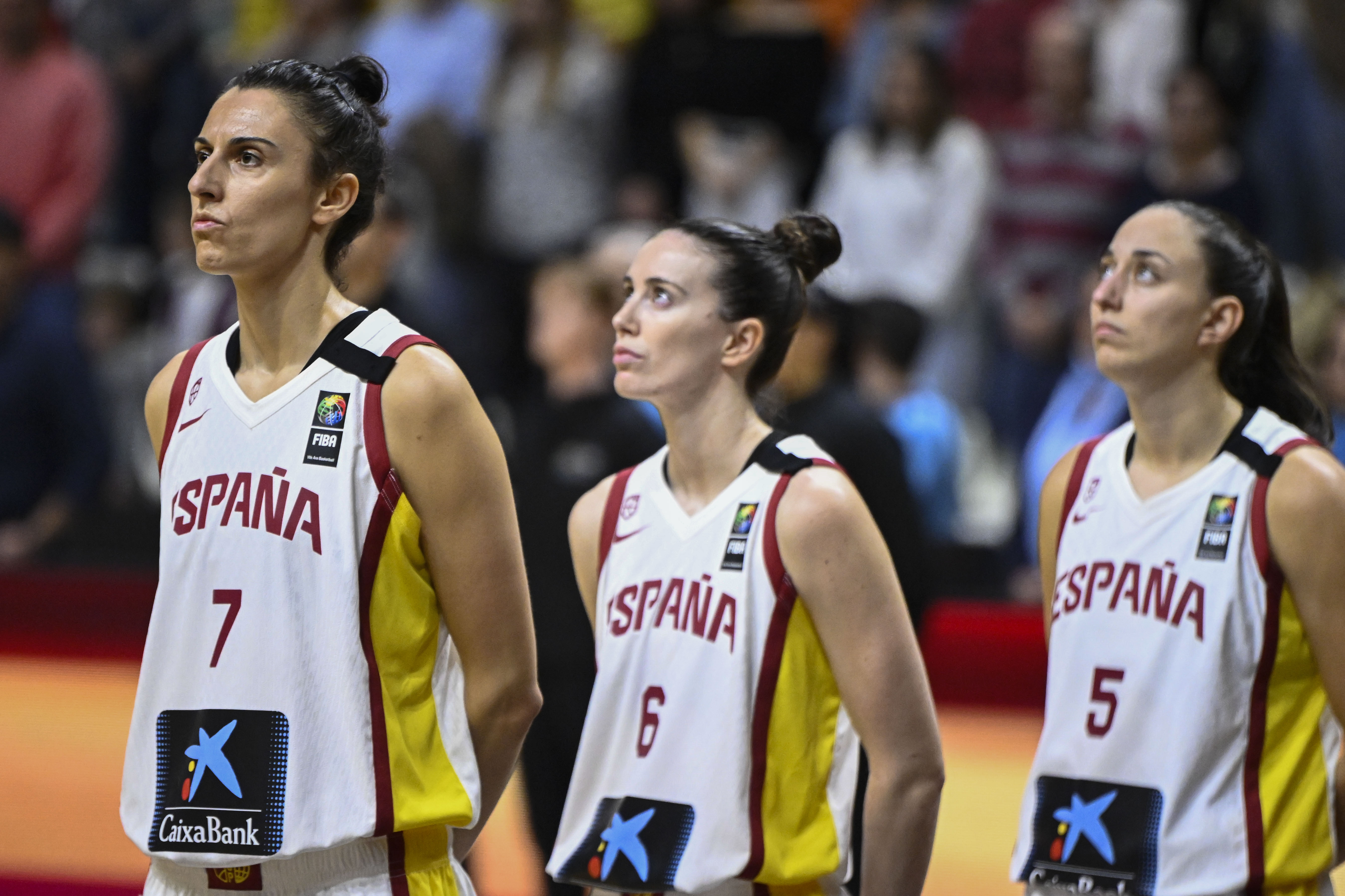 CASTELLÓN DE LA PLANA, 07/11/2024.-  Las jugadoras de la selección española lucen un crespón negro en memoria de las víctimas de la dana en los momentos previos al encuentro de clasificación al Eurobasket ante los Países Bajos disputado este jueves en Castellón. EFE/ Andreu Esteban
