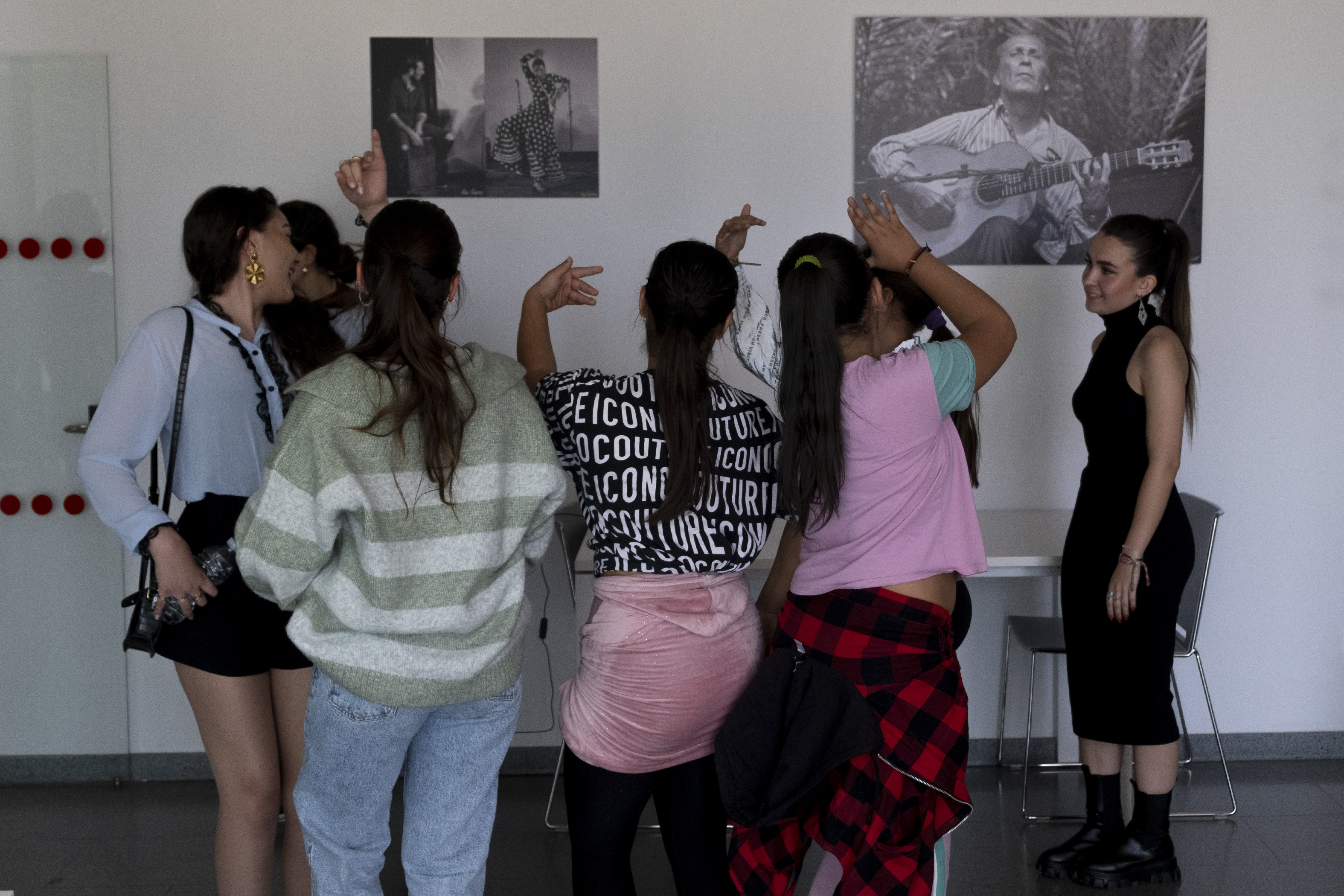 Niñas gitanas, con su monitora en el centro cultural del Polígono Sur, donde han instalado 'La casa de los sueños' como parte de la investigación de la Universidad de Sevilla.