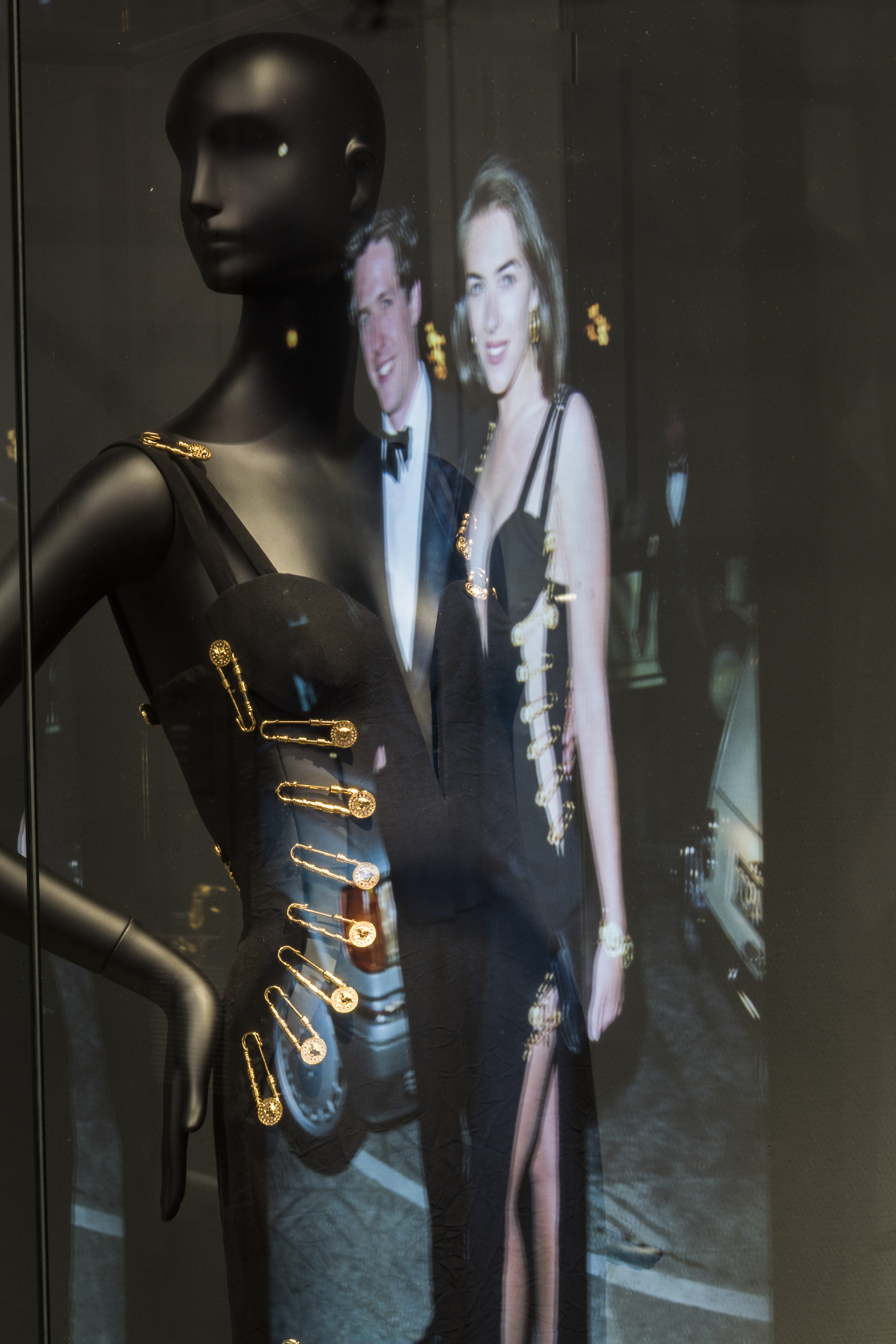 Del vestido de imperdibles a su carácter visionario: la mayor exposición  sobre Gianni Versace aterriza en Países Bajos | Estilo | EL PAÍS