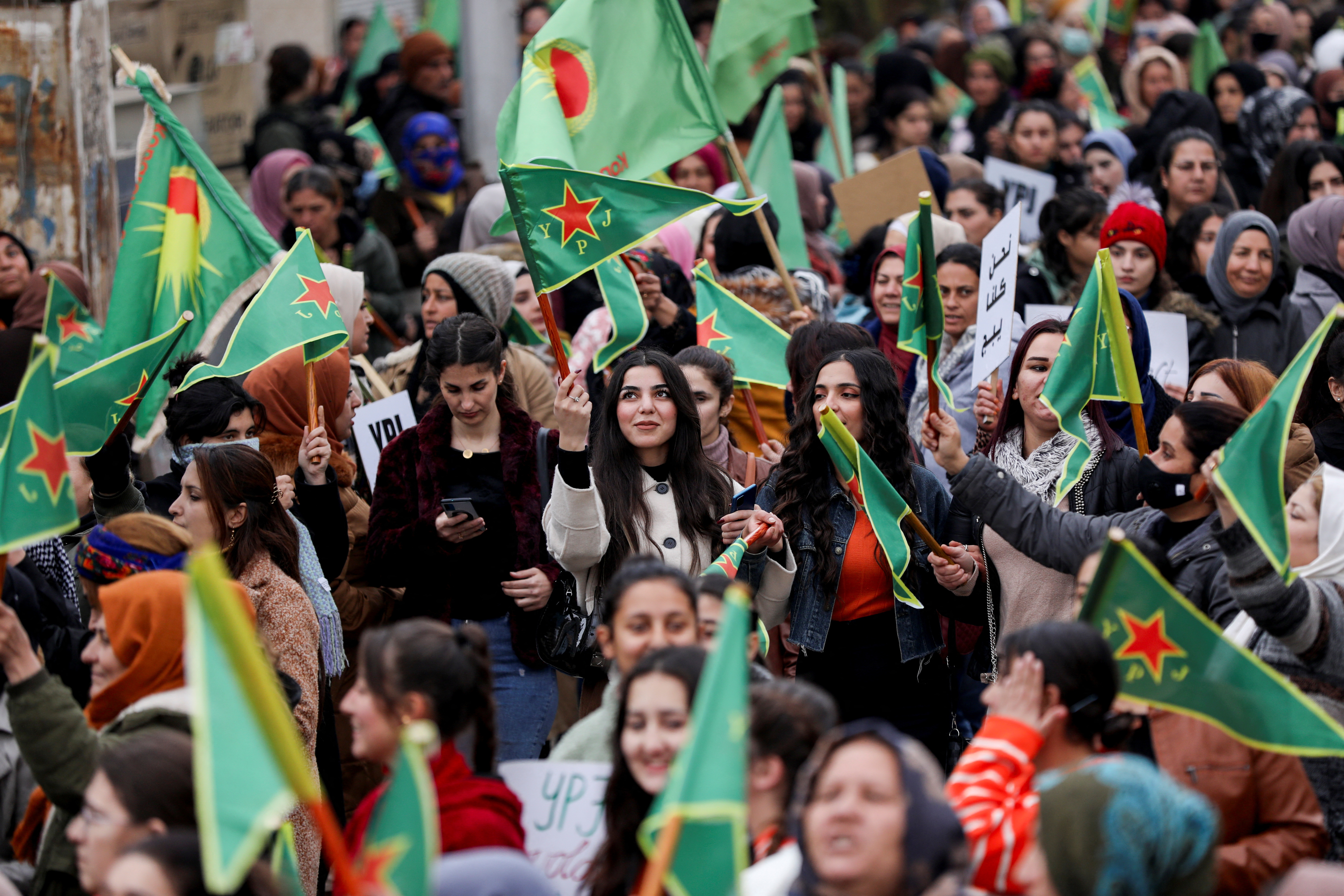 Mujeres ondeaban este lunes la bandera de las Unidades Femeninas de Proteccin (YPJ), una milicia kurda, en una manifestacin por la igualdad de derechos en la ciudad de Qamishli, en el noreste de Siria.