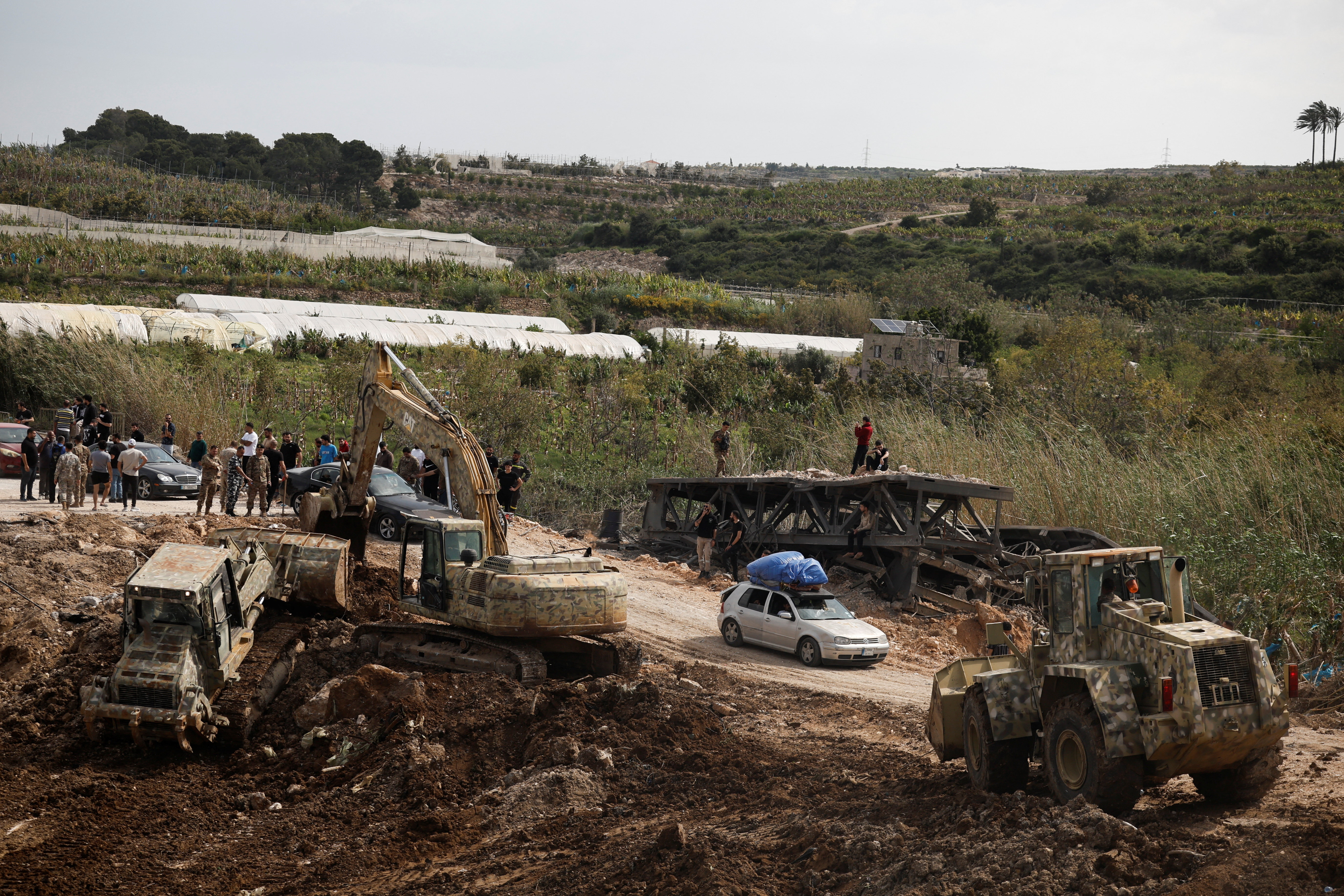 Maquinaria pesada trabaja para reparar un puente en el sur de Líbano, mientras la gente regresa a sus hogares, este viernes 17 de abril.