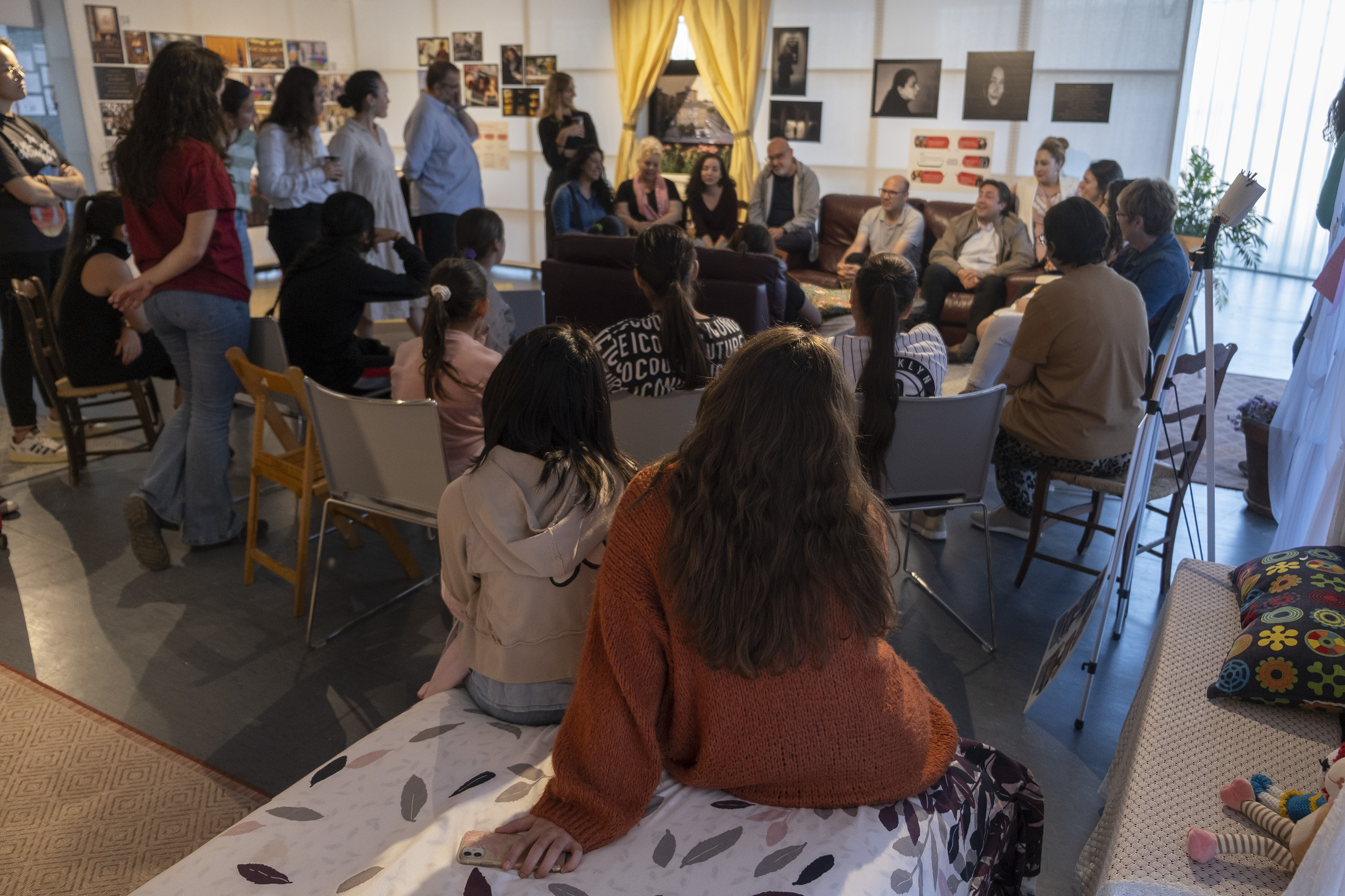 Reunión de investigadores, madres y niñas gitanas en 'La casa de los sueños'.