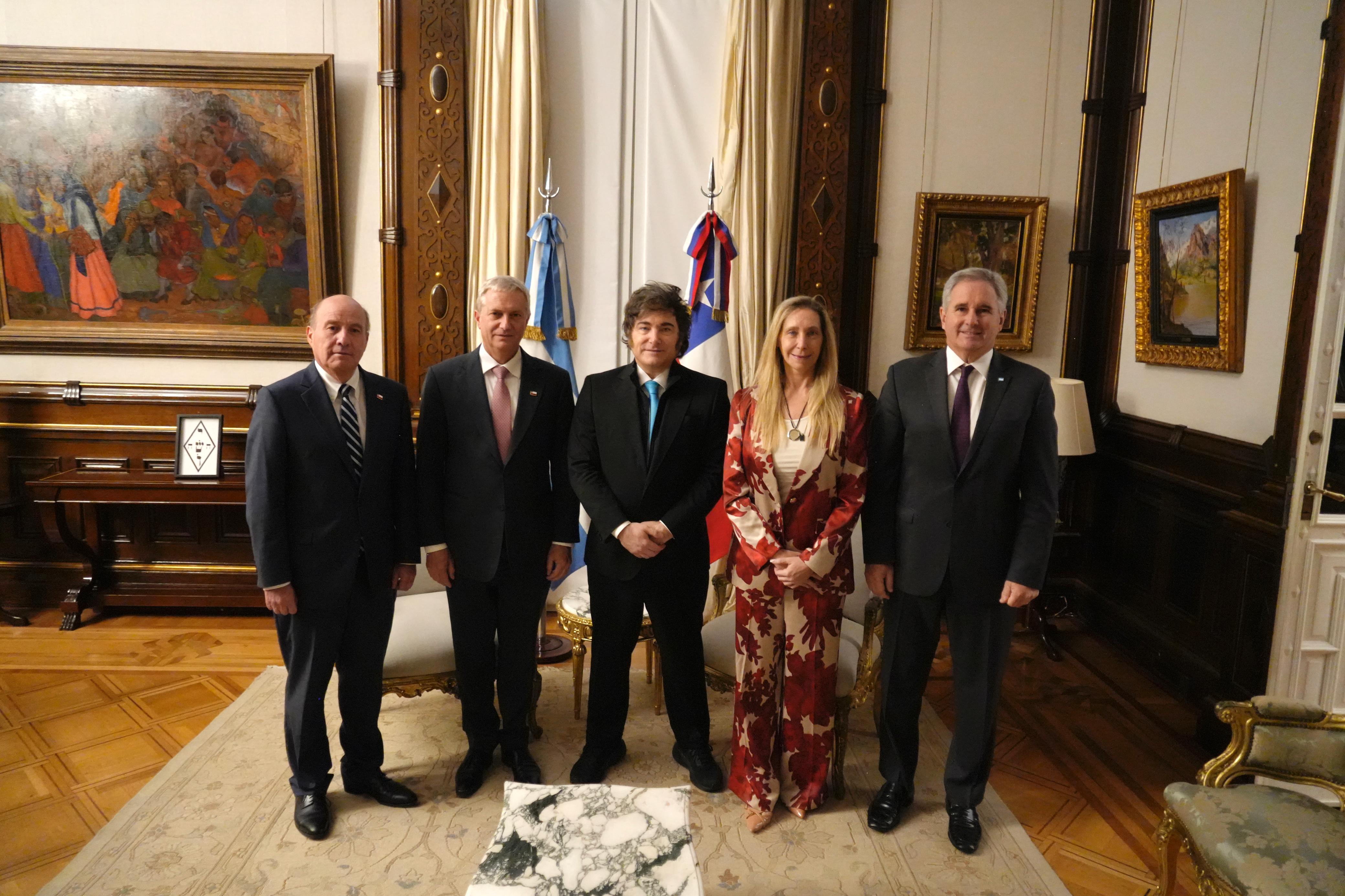 Kast se reúne con Milei en su primer viaje como presidente electo de Chile  | EL PAÍS Argentina