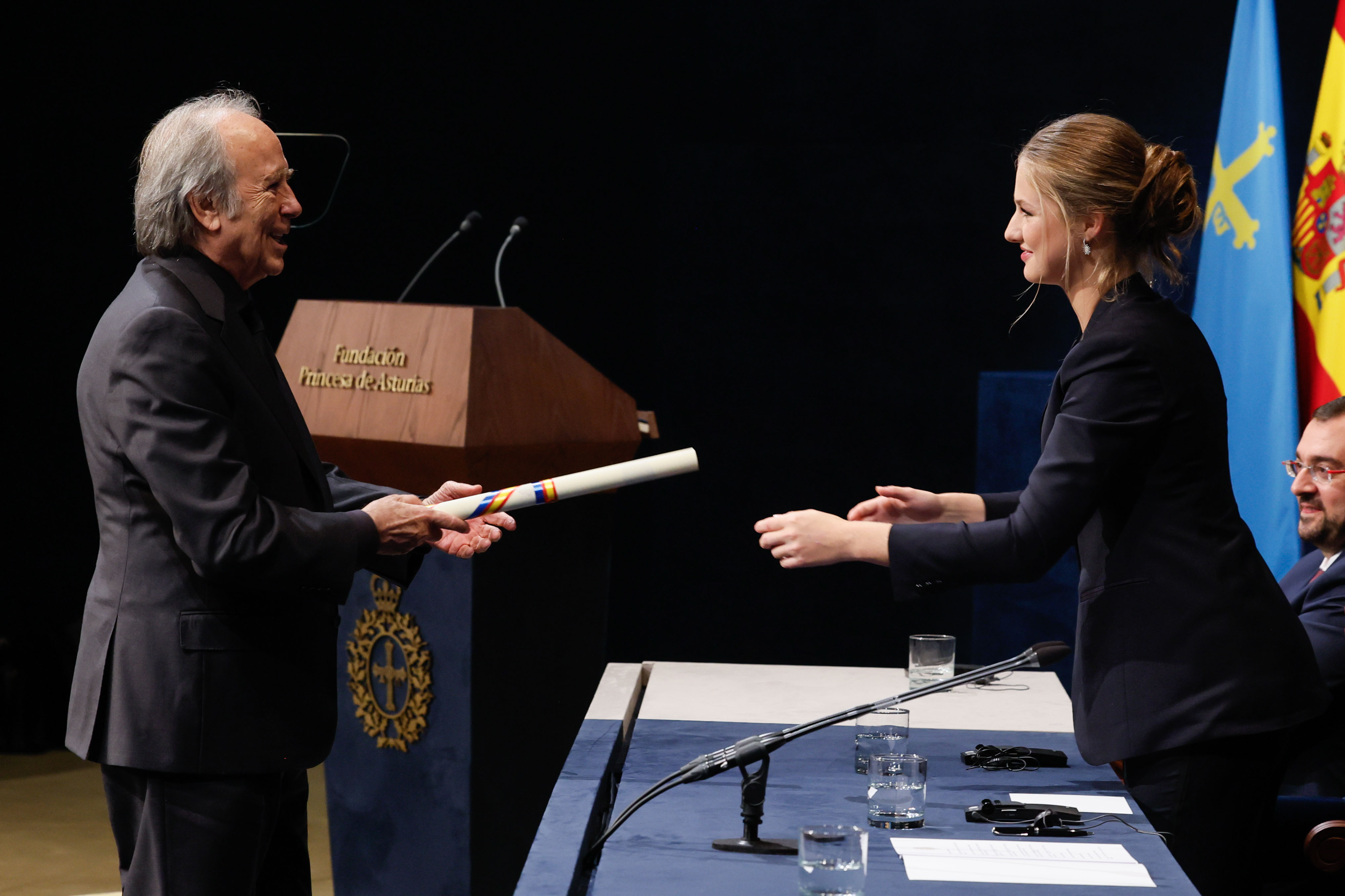 OVIEDO, 25/10/2024.- El cantautor y compositor Joan Manuel Serrat recibe el Premio Princesa de Asturias de las Artes de manos de la princesa Leonor, durante la ceremonia de entrega de los Premios Princesa de Asturias, este viernes en el Teatro Campoamor de Oviedo. EFE/Ballesteros
