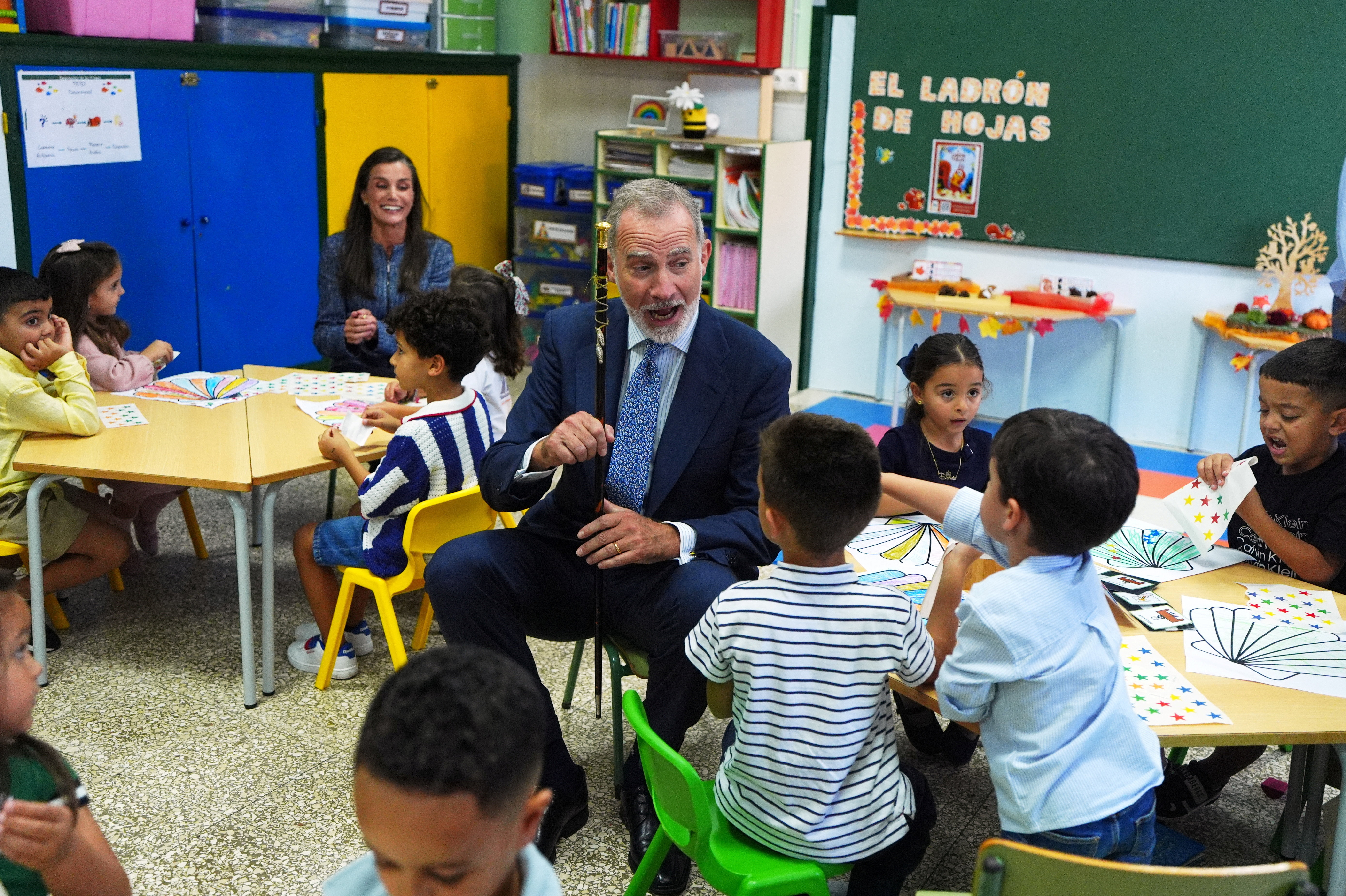 El rey Felipe bromea con los alumnos del colegio.