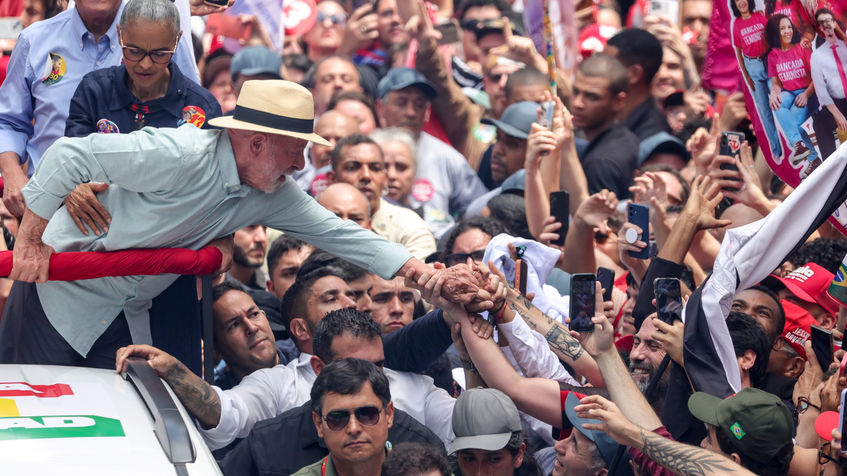 AME2406. SAO PAULO (BRASIL), 03/10/2026.- El presidente de Brasil y candidato a la reelección, Luiz Inácio Lula da Silva (c), saluda a simpatizantes durante una caravana este sábado, en Sao Paulo (Brasil). EFE/ Sebastiao Moreira

