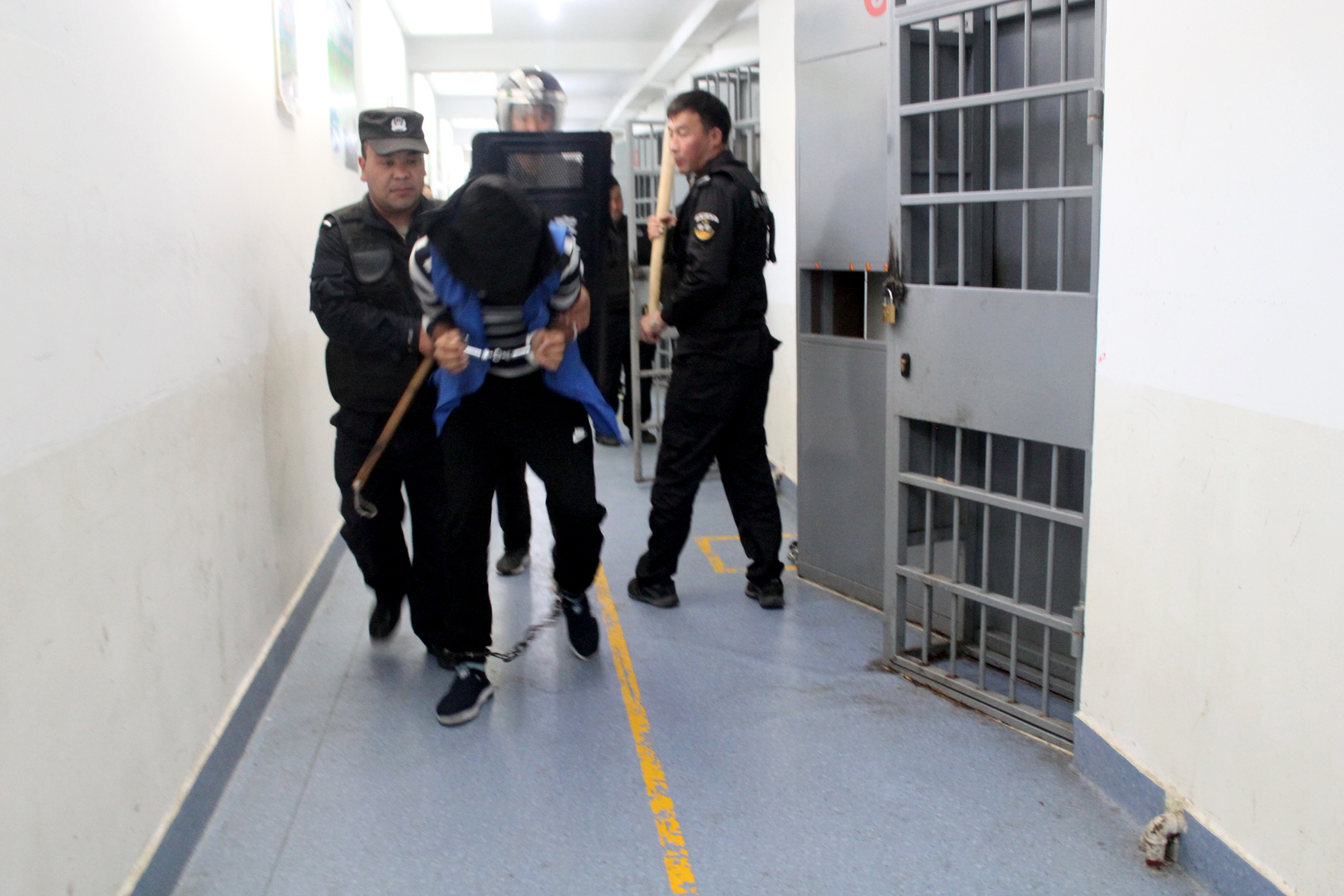 Miles de documentos secretos ponen rostro a la represión china en Xinjiang: régimen carcelario, niños reclusos y “disparar a matar”